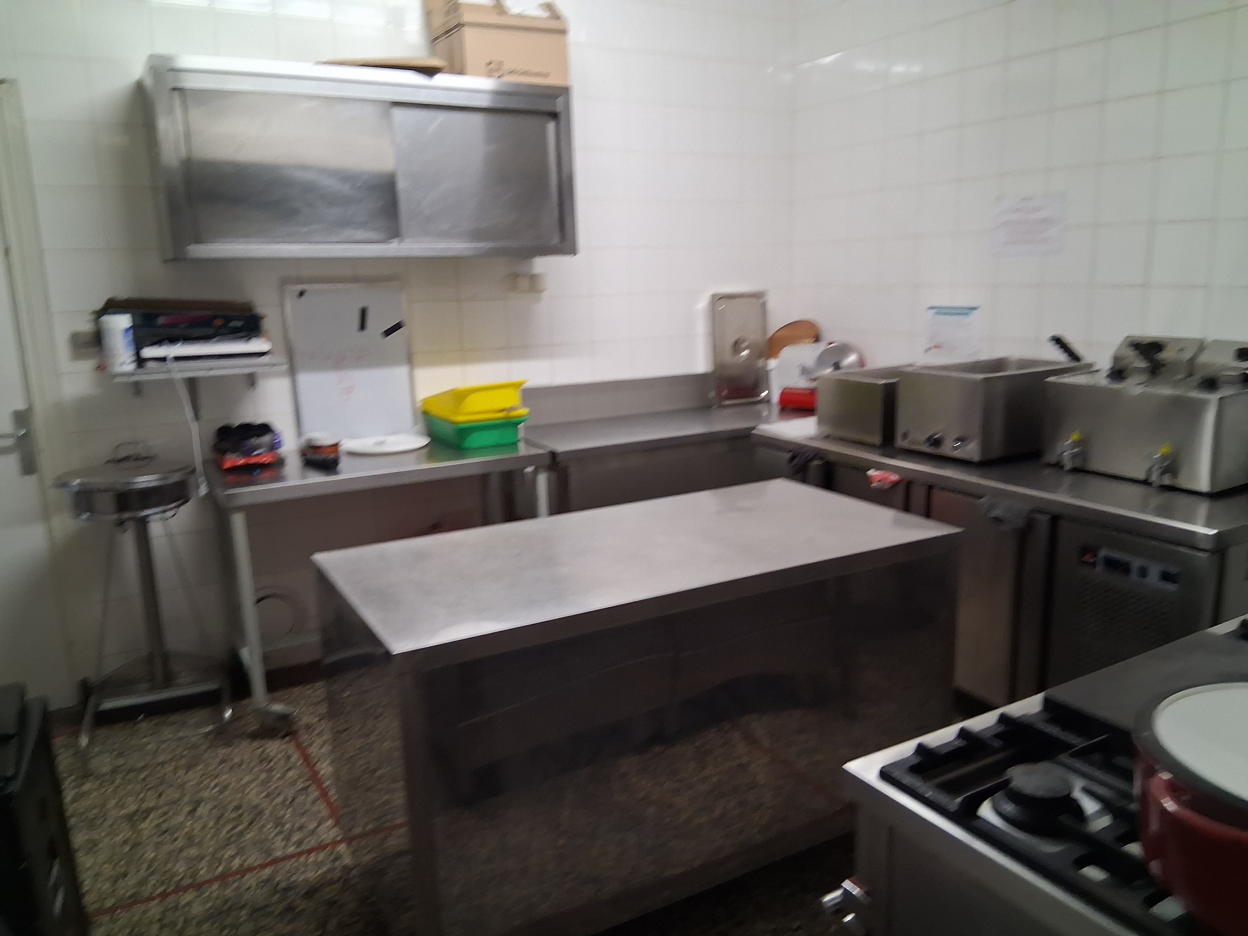 URGENT : La commune de Larodde (63) cherche un cuisinier pour gérer et tenir son auberge, bar, restaurant.
Logement sur place. 

Café restaurant : Le local comprend au rez-de-chaussée : une entrée, une salle de bar, une salle de restauration, une cuisine équipée, un wc, une cave.
A l’arrière-boutique : une chaufferie, la plonge, une cave, un garage-dépôt.

Logement de(s) exploitant(s) : La commune loue l’appartement situé au 1er étage aux gérants. Il est composé d’un accès par escalier, un couloir de 6.70 m², un séjour de 12 m², 2 chambre de 12 m², un salon, une cuisine, une salle de bain de 6.70 m² comprenant douche et lavabo, un WC de 2.50 m².

Présentation de la commune : La commune de Larodde est située sur le canton « Le Sancy », dans l’arrondissement d’Issoire. Elle s’étend sur une superficie de 23.04 km² pour 301 habitants.
La commune compte plusieurs associations : Comité des fêtes, Association de danse, Athlétisme club Artense, Sancy Artense Foot, Association Loisirs et Partage, Société de pêche, société de chasse, société de tir, association des parents d’élèves, Sancy Artense pétanque..
Durant la période estivale, la population se développe du fait d’une clientèle touristique fréquentant le barrage de Bort les Orgues. Il en va de même lors des week-ends et des périodes de vacances avec une occupation importante des résidences secondaires.
Durant la période hivernale, c’est les stations de ski qui attirent la clientèle (La Tour d’Auvergne et Chastreix Sancy situés dans un rayon de 20 kms, Besse, Super Besse, La Bourboule, Le Mont-Dore). Près de 23 gîtes/meublés sont loués à chaque période de vacances scolaires.