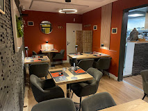 Vente des titres d'un restaurant de sushis situé dans un quartier recherché de Toulon. CA annuel dernier exercice 500 000 €, commerce crée et exploité depuis plus de 15 ans, qui bénéficie d'une excellente réputation, 75% environ de vente à emporter et livraisons, plus la restauration sur place  (20 couverts). Fichiers clients de plus de 5000 personnes, avec un programme de fidélité, et une présence sur les réseaux, commande en ligne etc. Réelle opportunité de développement (ouverture le lundi et le dimanche midi actuellement fermé.) Les titres de cette société serait également cédés avec ceux d'une sas crée pour la franchise, actuellement un restaurant franchisé. Contrat de franchise en place, bible etc. Reste plus qu'à développer cette franchise, ce qui laisse encore une grosse marge de progression. Bonne marge, loyer à 1250 € mensuel. Actuellement 7 employés en plus du gérant. Un accompagnement de trois mois serait assuré. Idéal  pour un couple de repreneur dynamique. Aucun document ne sera fourni sans preuve de la solvabilité des futurs acquéreurs.