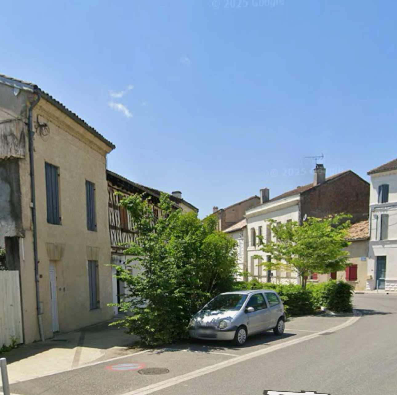 Commune de 600 habitants, dynamique, avec écoles, services, situé sur un axe passant, dans centre-bourg rénové, cherche gérants pour reprendre le tabac-presse épicerie.

Cette activité a été enracinée pendant des décennies. La gérante, âgée, a préféré placer le commerce en liquidation il y a 18 mois au lieu de chercher un repreneur. Le CA était pourtant au rendez-vous : entre 350 et 400 000 €uros. 

La procédure a été longue mais nous y sommes parvenus : la commune a racheté au tribunal le fonds de commerce afin de conserver le débit de tabac. 

Les locaux appartiennent à des privés et le fonds de commerce et le débit de tabac est donc communal. 

Vous aurez donc un total de 1200 €uros à payer chaque mois de loyer pour le local et le fonds de commerce vous permettant de bénéficier du débit de tabac.

Il y a environ 40 000 €uros de travaux (devis effectués) à mettre pour relooking et mise aux normes. C'est un montant qui peut obtenir entre 50 et 80% de subventions. 

Désormais, alors que le bar - restaurant a été repris il y a 3 mois et que la boulangerie - pâtisserie réouvre en septembre, il est temps de compléter l'offre commerciale en coeur de bourg où tout peut se faire à pied et est facilement accessible !

L'avantage de la formule proposée ? Un investissement à faire quasi nul et un loyer attractif par rapport à la surface de vente globale (150 m2 environ) pouvant séduire de nombreux profils. Des aides publiques sont possible pour tout changement de matériel ou complément à effectuer selon les souhaits. 

Classée en Zone de Revitalisation Rurale (FRR), si vous créez votre entreprise ici, vous aurez 5 ans d'exonération d'impôts sur le revenu puis 2 ans supplémentaires dégressifs. 

Venez redonner vie à ce lieu qui est longtemps emblématique dans la commune et sur le territoire. Axe passant : 2500 à 3500 véhicules par jour, bassin de vie de 2500 habitants environ, 5 communes alentours viennent dans nos écoles ici. A l'échelle du territoire, et des communes limitrophes ne possédant aucun commerce et service public, nous incarnons une centralité intéressante pour l'attractivité des commerces.

A saisir, beau potentiel !