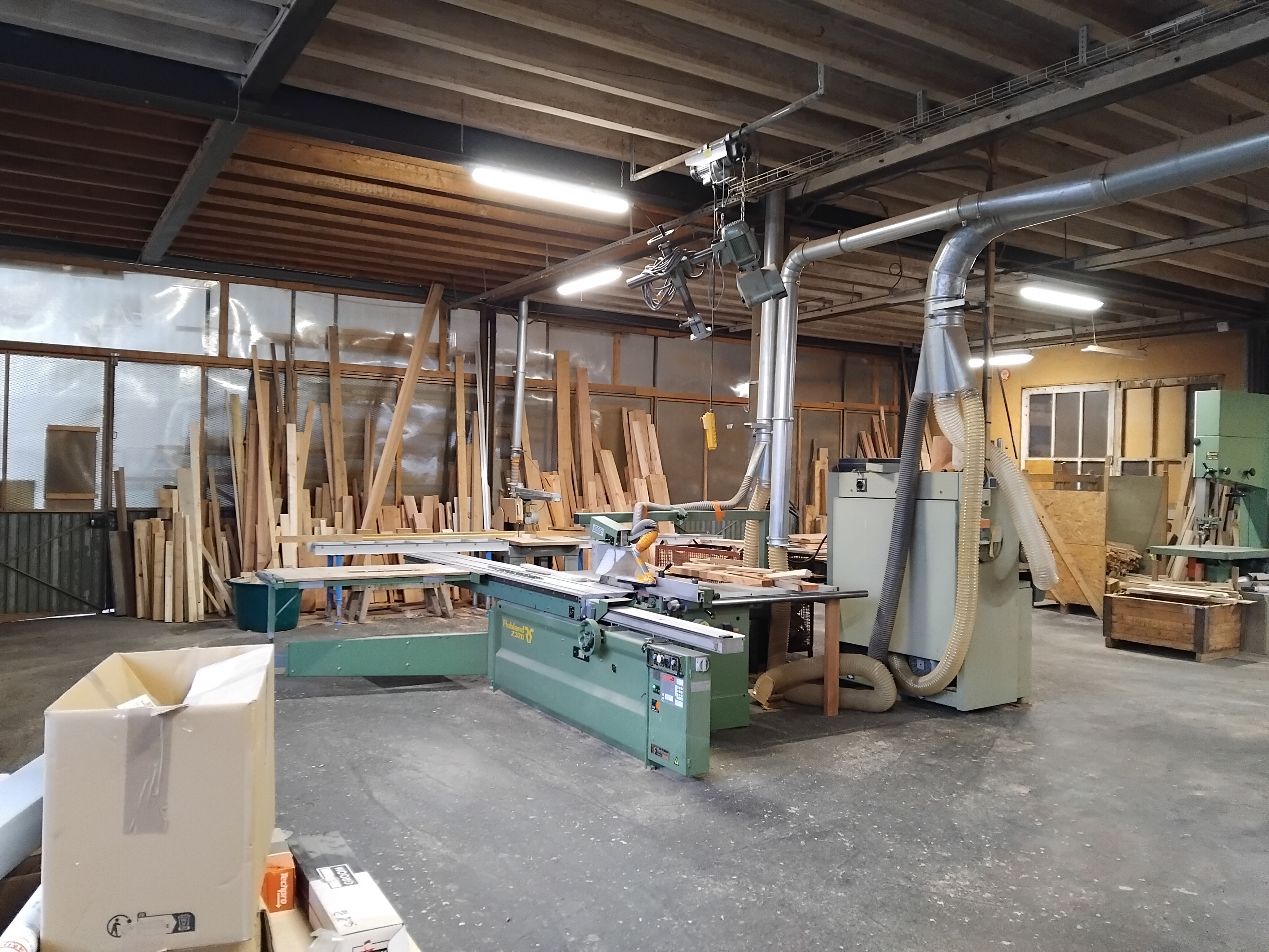 Devenez chef d’entreprise dans un secteur dynamique et porteur !
Située au cœur du pôle industriel de Boussac, à proximité de l’agglomération de Montluçon, cette menuiserie artisanale, ancrée dans son territoire depuis de nombreuses années, est à reprendre en vu du départ en retraite de son gérant actuel. Bénéficiez d’une activité florissante avec une clientèle fidèle et locale, dans un environnement professionnel agréable et bien équipé.

Atouts majeurs :
✅ Notoriété et compétences techniques reconnues
✅ Chiffre d’affaires solide et stable (965 500 € en 2025 pour 6 salariés)
✅ Clientèle fidèle et locale, dans un rayon de 25 km
✅ Possibilité d’accompagnement par le cédant et de garder l’équipe en place

Activité :
🔨 Pose de menuiseries intérieures et extérieures (bois, alu, PVC) : portes de garage, clôtures, volets, placards

👥 Fournisseurs locaux et nationaux, clientèle dans un rayon de 25 km
Local et équipements :
📍 Superficie totale de 1 650 m² : atelier de fabrication de 250 m², bureaux, espace accueil clientèle, stockage de 690 m² et 650 m² au-dessus
🔧 Matériel complet : tenonneuse, toupies, mortaisseuse à chaîne, dégauchisseuse, roboteuse, scie à format, corroyeuse, chariot élévateur, etc.
🚗 Véhicules inclus : 3 camions boxer, 1 manitou, 1 voiture utilitaire et 1 remorque

📈 Fabrication sur mesure selon les demandes clients
💼 Chiffre d’affaires 2025 : 965 500 €

Informations pratiques :
💰 Prix de vente du fonds : 400 000 € hors trésorerie (matériel et véhicules compris)
🔄 Possibilité de louer ou d’acheter les murs
Contact :
Monsieur et Madame CHAGNON
4, Impasse des Trônes – 23600 BOUSSAC
📞 05 55 65 16 00
📧 entreprise.chagnon@orange.fr

Pour plus d’informations :
Syndicat et Creuse : 05 55 82 79 17 – s.ledieu@estcreuse.fr

Reprenez une entreprise clé en main et lancez-vous dans une aventure entrepreneuriale prometteuse !