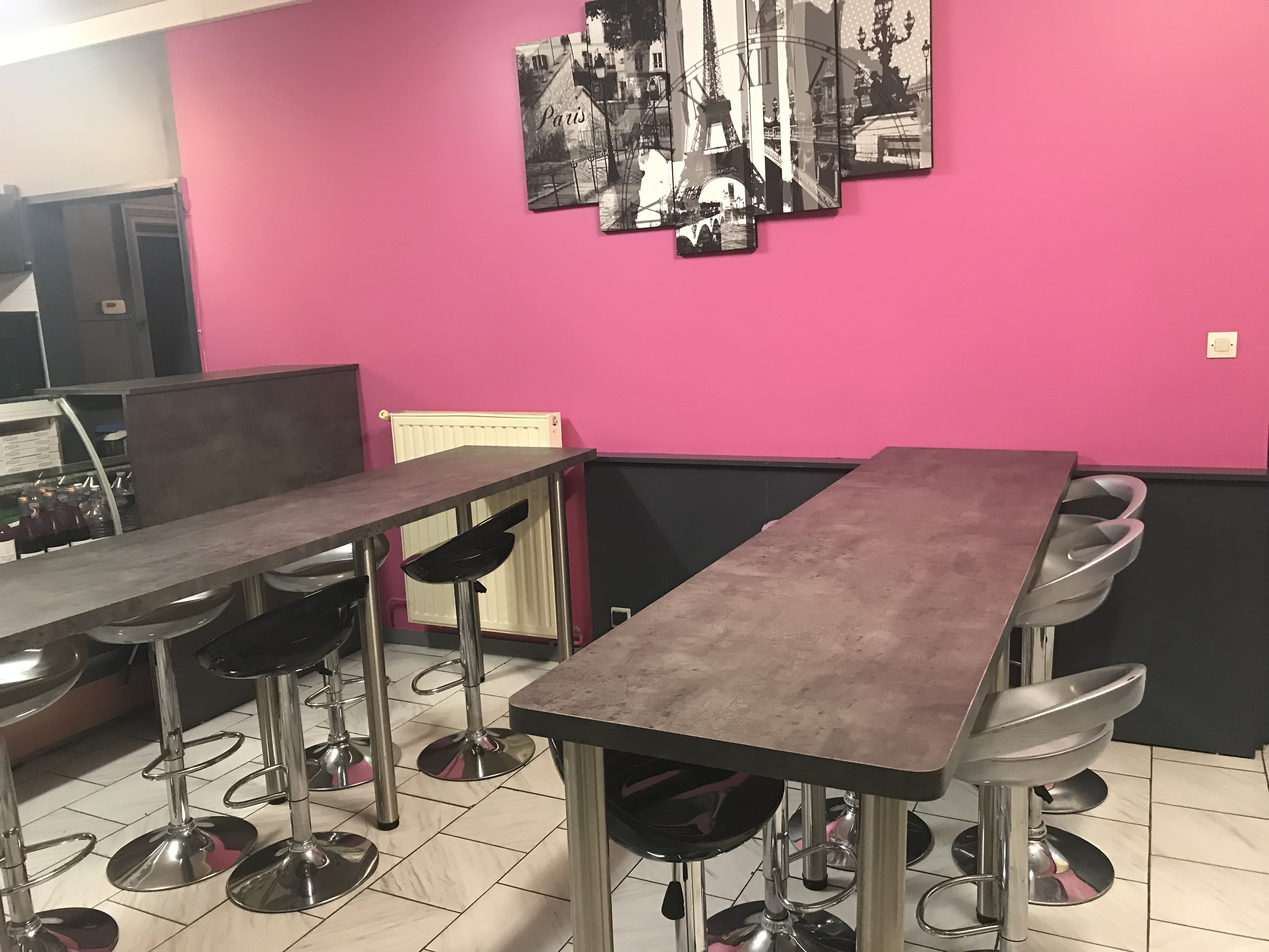 Vends fonds de commerce pizzeria ,dans un joli village de la plaine du forez dans la Loire sur un axe ayant du passage.
Parking devant et à proximité.
Très bon CA, clientèle fidèle et agréable.
Le commerce est entièrement équipé,et fait 90 m2.
Actuellement ouvert seulement le soir 6jrs sur 7.
Possibilité de développer l’activité ,possibilité de faire une terrasse devant.
Activité sur place à emporter et en livraisons.
Possibilité de formation du repreneur si besoin.