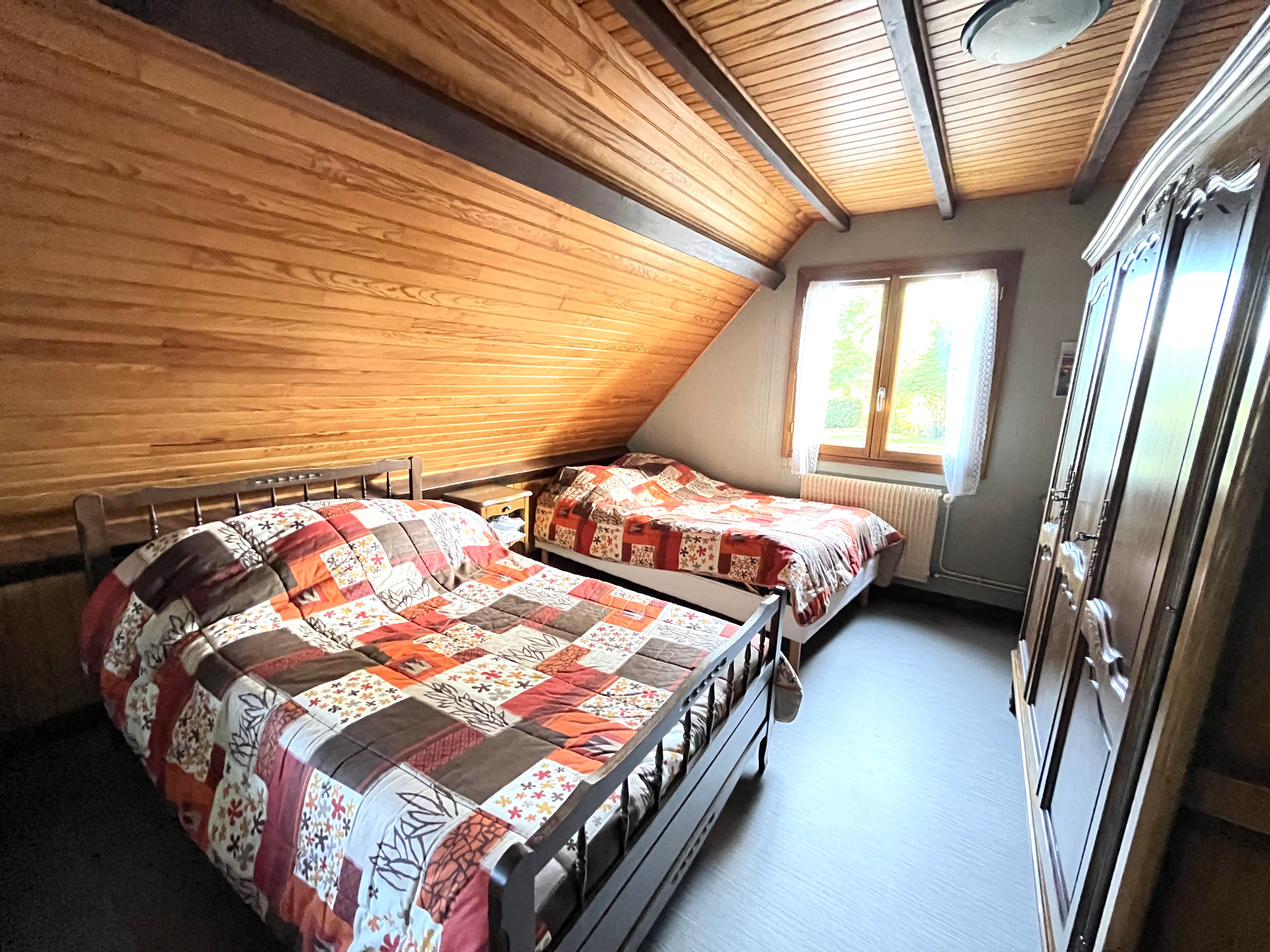 Égliseneuve-d’Entraigues, hôtel-restaurant-bar (Mur et Fonds) de 328 m² sur un terrain de 1486 m², idéalement situé dans le massif du Sancy, à proximité de Besse et la station de Super-Besse (vente cause retraite après 36 ans d'activité).
L’établissement comprend un bar (licence IV), deux salles de restaurant (55 couverts) avec terrasse, une cuisine aux normes, une arrière-cuisine et des sanitaires, une chaufferie, cinq chambres d’hôtel (12 personnes), une petite chambre ou un bureau, un grenier aménageable, Cet hôtel restaurant offre également la possibilité de se transformer en gîte, idéal pour accueillir des groupes, familles ou touristes en quête de séjours authentiques.
Un espace privatif indépendant dispose d’un séjour, bureau, quatre chambres, salle de bains, cave et buanderie. Deux garages, places de parking et abri de jardin complètent le bien. Son emplacement et sa clientèle fidèle représentent une opportunité de développer le chiffre d'affaires.
DPE commerce : E, GES E.
Prix: 248 000€
Vidéo disponible sur demande.