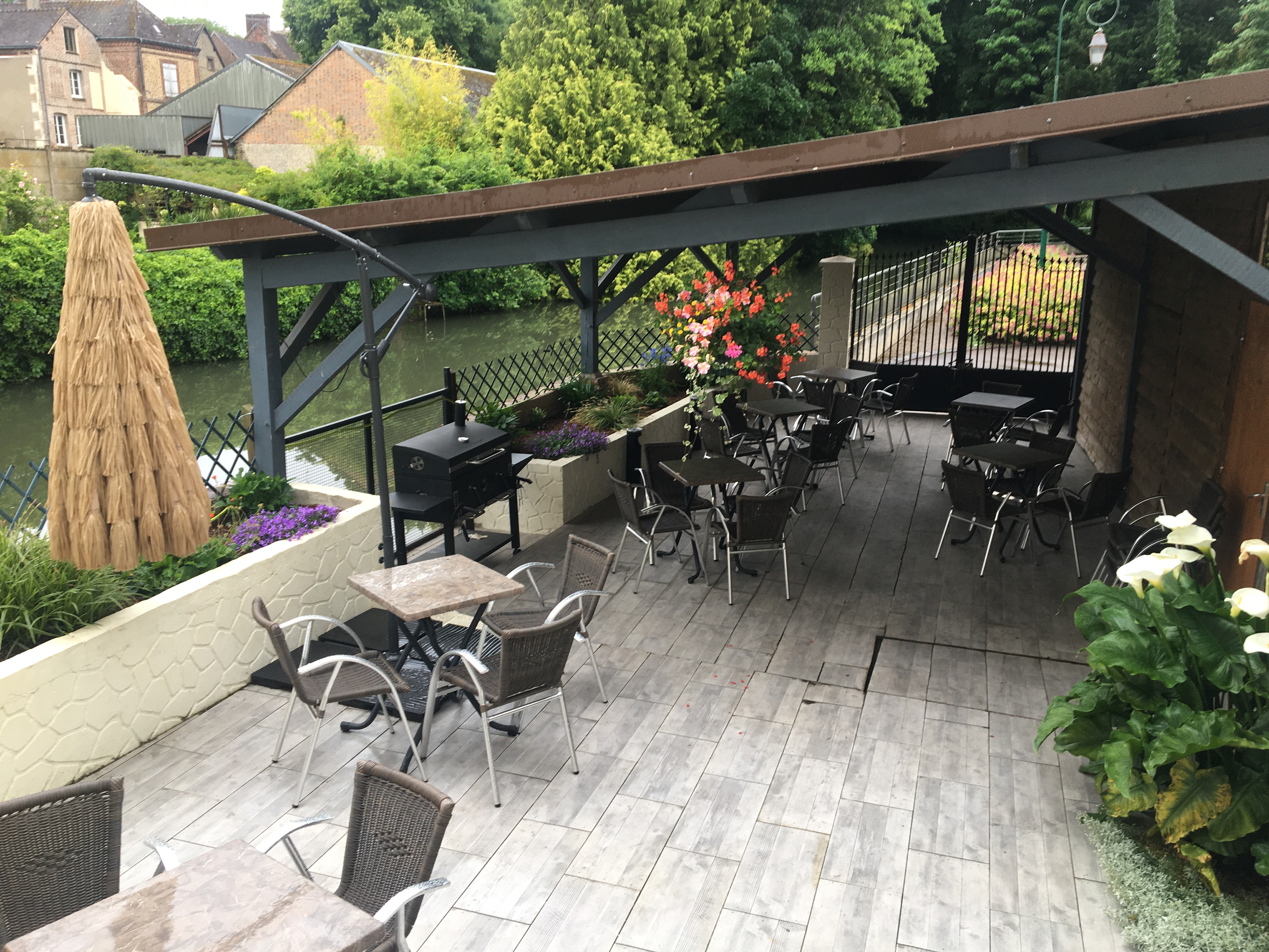 Cause santé 
Vend bar tabac pmu fdj 
Agglomération de l’aigle 
Avec très belle appartement 
Magnifique terrasse au bord de l’eau 
Agencement neuf 
Ebe 45ke
