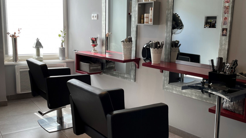 Salon de coiffure mixte et moderne de 2015, secteur Brenne, dans la jolie commune de Prissac entièrement réhabilité, avec commerces proches , boulangerie , épicerie, boucherie, restaurant, bar, pharmacie, cabinet médical...

Salon de 23m2 comprenant :
2 postes de coiffage, 2 bacs, coin attente & espace vente, coin laboratoire, espace caisse, sanitaire.
A l'étage : buanderie de 5,70m2, pièce de vie avec kitchenette de 15,40m2.
Cour intérieure de 41m2.

Bail commercial avec la commune de Prissac, loyer raisonnable < 400 euros, assujetti à la TVA.
Prix du fond 15 000 ?.