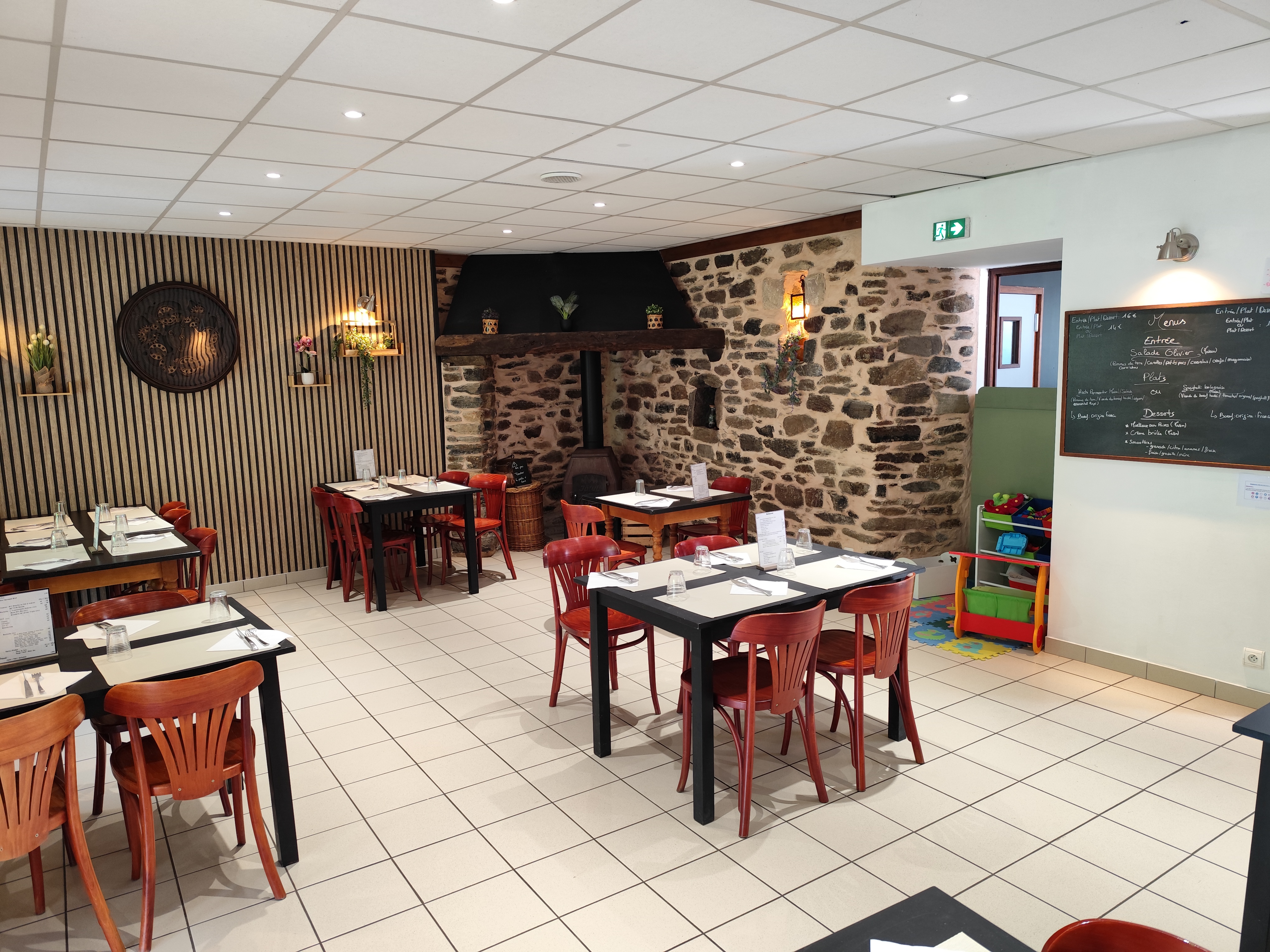A vendre Auberge dans un petit village d'Aveyron (classé Village remarquable) dans les Raspes du Tarn.
Vend cause santé.
L'Auberge est idéalement placée sur le tracé du GR736 (entre Millau et Albi), offrant une clientèle de randonneurs toujours plus nombreuse surtout d'Avril à juin et de septembre à octobre.
Les gîtes sont appréciés par les vacanciers en juillet et août, notamment par le calme, la nature et la piscine.
Grâce aux 2 barrages hydroélectriques à proximité, cela amène une clientèle ouvrière notamment pour les repas du midi.
Le restaurant peut accueillir une trentaine de personnes en salle et une vingtaine en terrasse.

L'Auberge dispose de 3 gîtes : 
- le premier dans le bâtiment principal, peut accueillir jusqu'à 8 personnes (3 chambres doubles, 2 wc, 2 salles de douche, cuisine équipée)
- le second dans le bâtiment principal, peut accueillir jusqu'à 3 personnes (1 chambre en mezzanine, 1 canapé lit, salle de douche/WC, kitchenette)
- le troisième dans le bâtiment en bas du jardin, actuellement en rénovation pourra accueillir jusqu'à 4 personnes.
Il y également un terrain de bivouac avec des sanitaires neufs à coté de la piscine.

Le loyer de l'Auberge est de 602€.

Possibilité de loger sur place (appartement 3 chambres 80m² au 1er étage) loyer 328€.

Les écoles sont à 15 min, ramassage scolaire assurer devant l'église.
Le collège de secteur est Saint-Affrique, arrêt de car à 10min en voiture.

Idéal pour un couple voulant une affaire atypique dans un cadre idyllique

Pour plus de renseignement, n'hésitez pas à nous contacter.