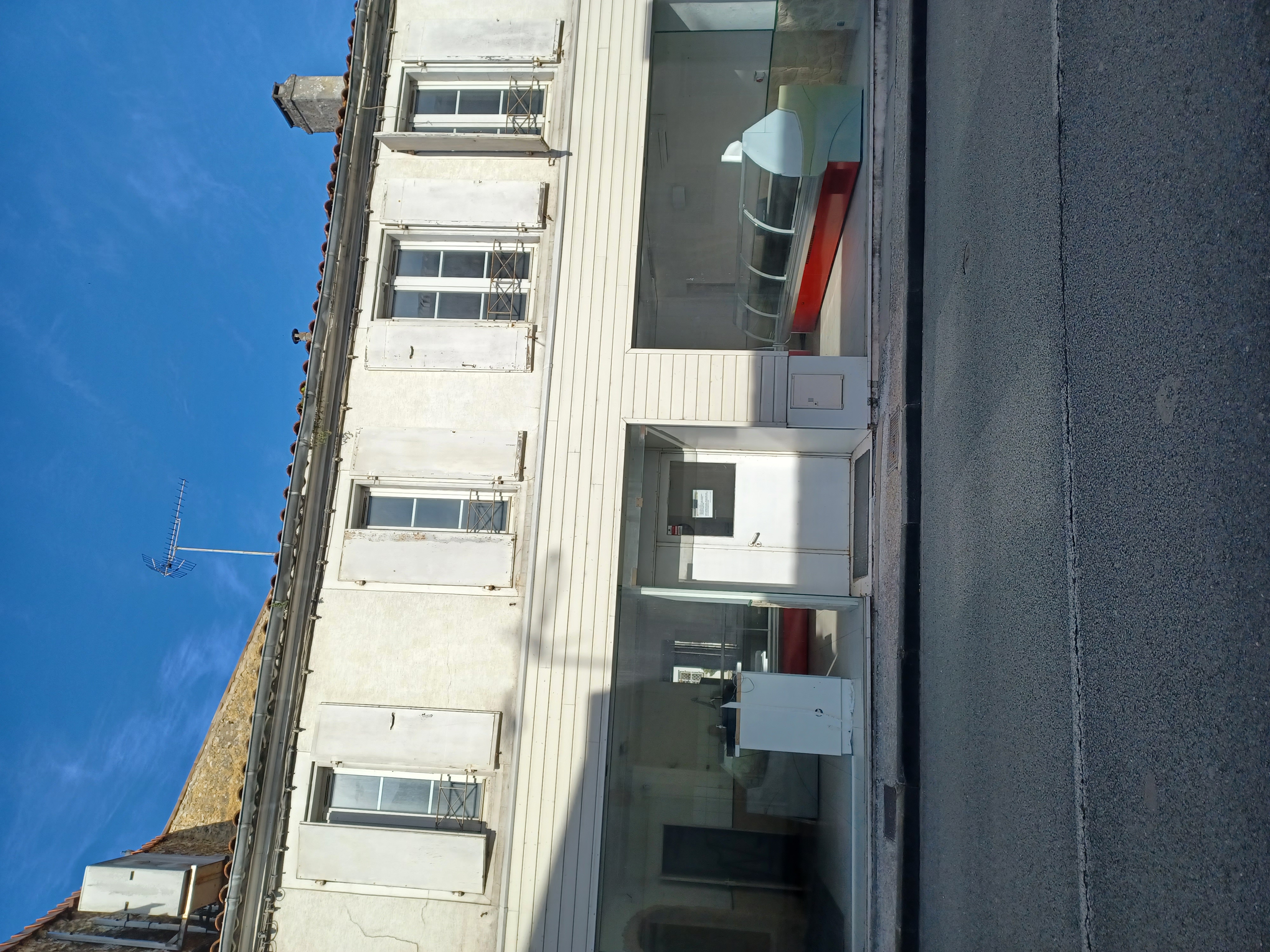 Ancienne boutique de boucherie charcuterie traiteur et produits locaux en liquidation. 
S'adresser au Mandateur liquidateur Libourne@ekip.eu