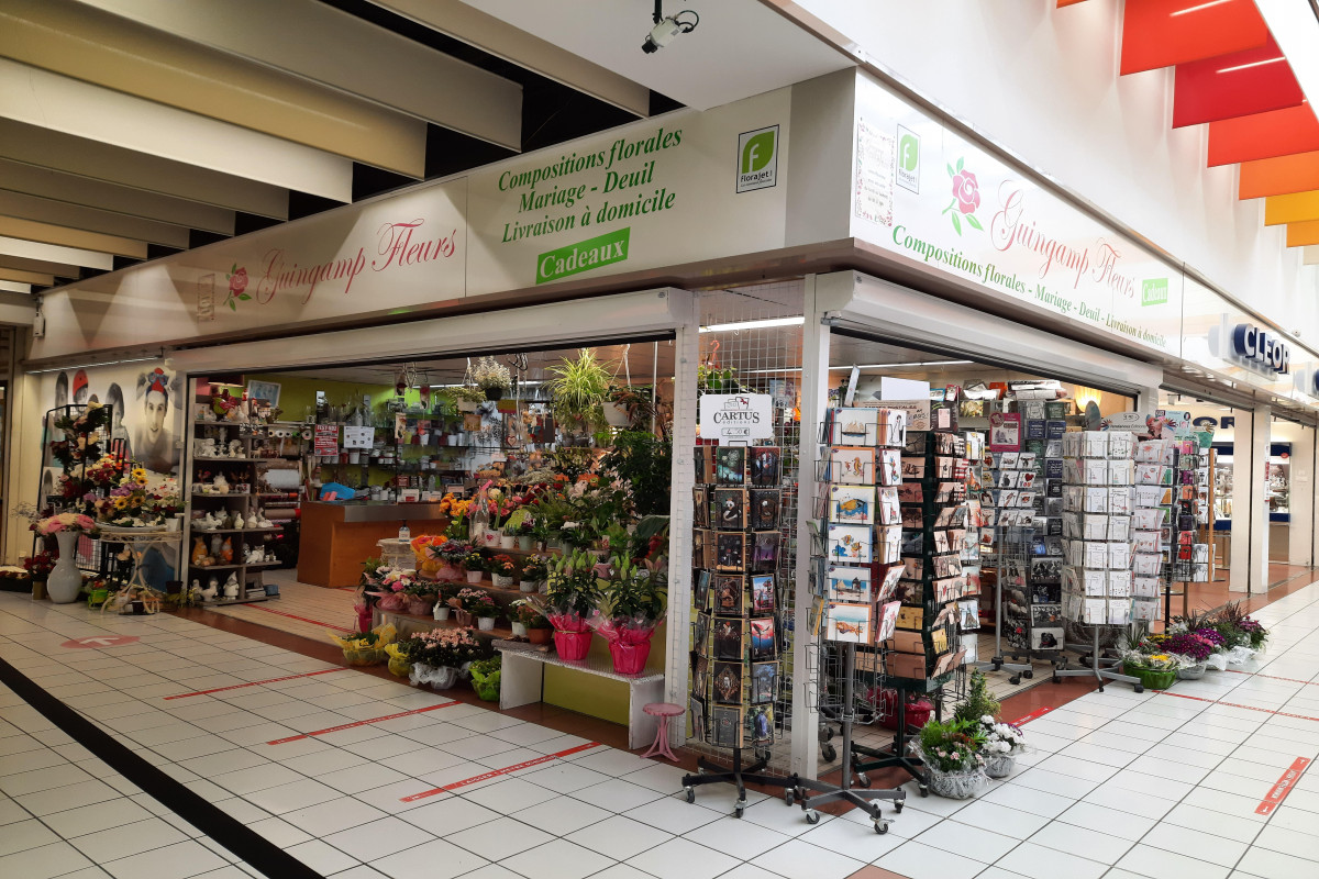 boutique de fleurs, cadeaux et carterie située en galerie marchande de Carrefour , emplacement de 1er ordre , ca ht de 200000?,  loyer charges comprises(eau, éléctricité,taxe foncière) de 1290 ht .