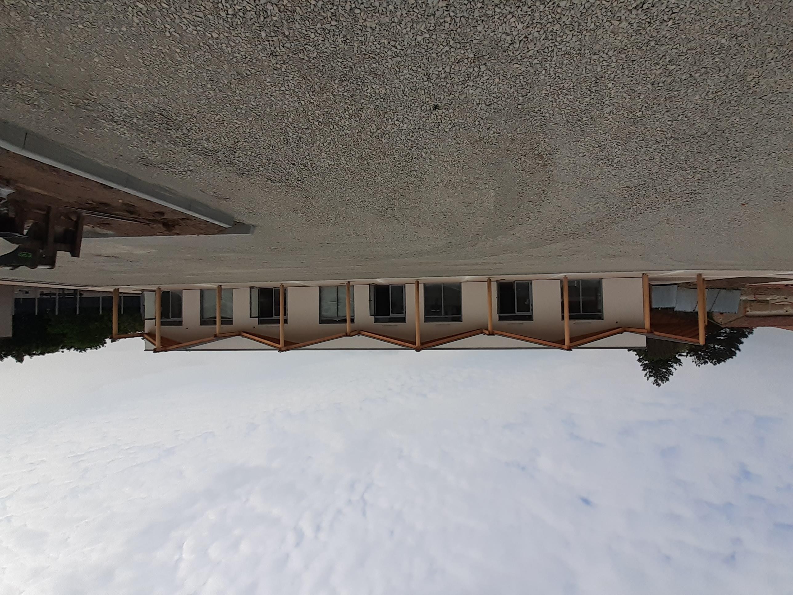 La commune de chanverrie ambitionne de dynamiser le centre bourg de La Verrie au travers d’une opération d’aménagement urbain et construction d’un pôle commercial de 300 M2. 
Ce bâtiment à ossature bois et isolation biosourcée est composé de 3 cellules qui ont vocation à recevoir une activité commerciale.  
La cellule centrale (n°2) d’une superficie de 90 M2 est libre d’occupation. 
Son loyer est fixé à 450 € HT et hors charge. 
La cellule EST (n°3) d'une superficie de 115 m2 est libre d'occupation.
Son loyer est fixé à 550 € HT et hors charge. Celle-ci dispose d'une courette extérieure de 10M2.