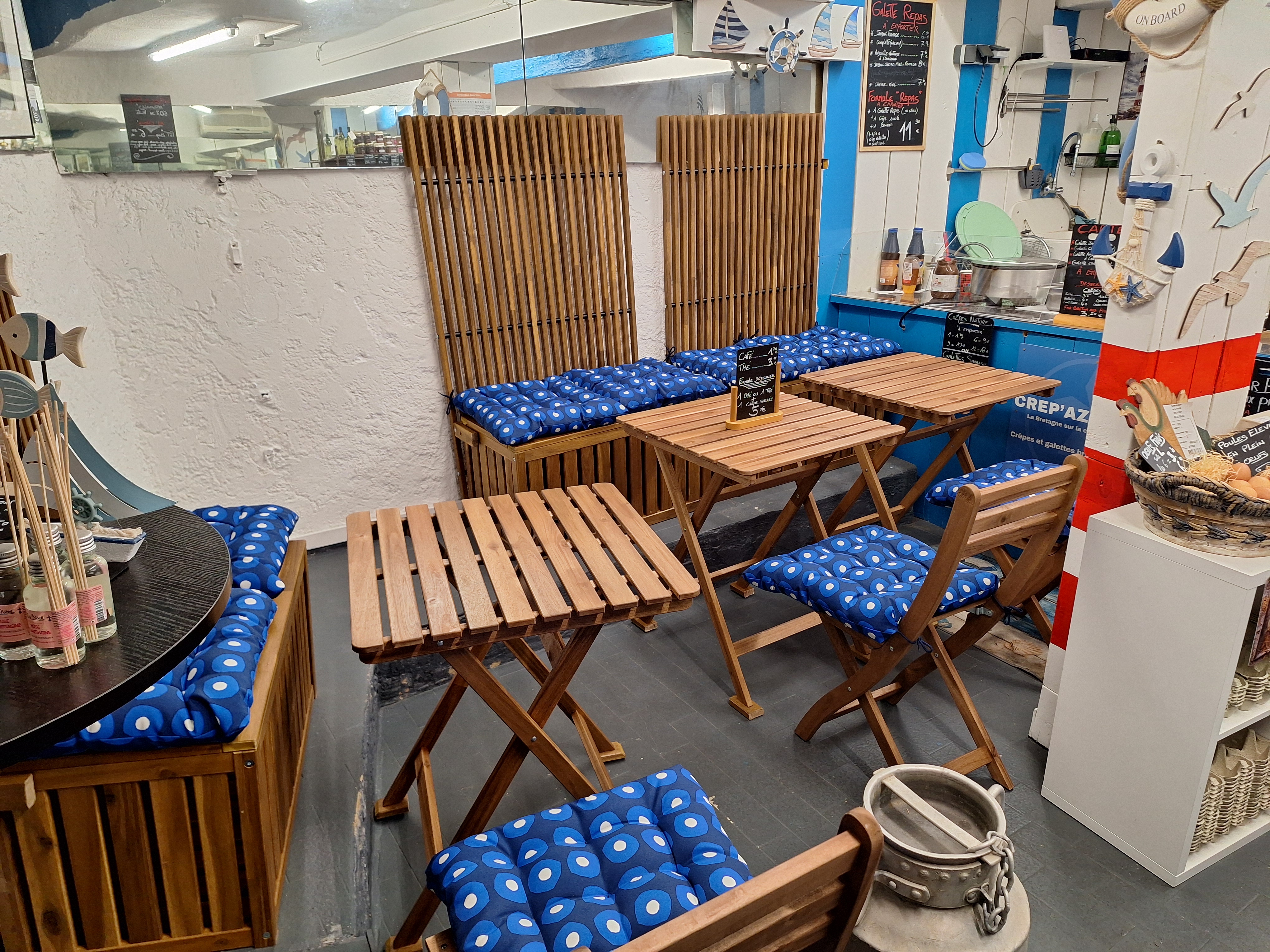 Crepes galettes repas sur place ou a emporter,epicerie bretonne.
Magasin refait a neuf pret a travailler.
Peitures interieures exterieures et electricite.
Tables et chaises.
Dans rue tres commercante du centre ville.
Vente fond de commerce.