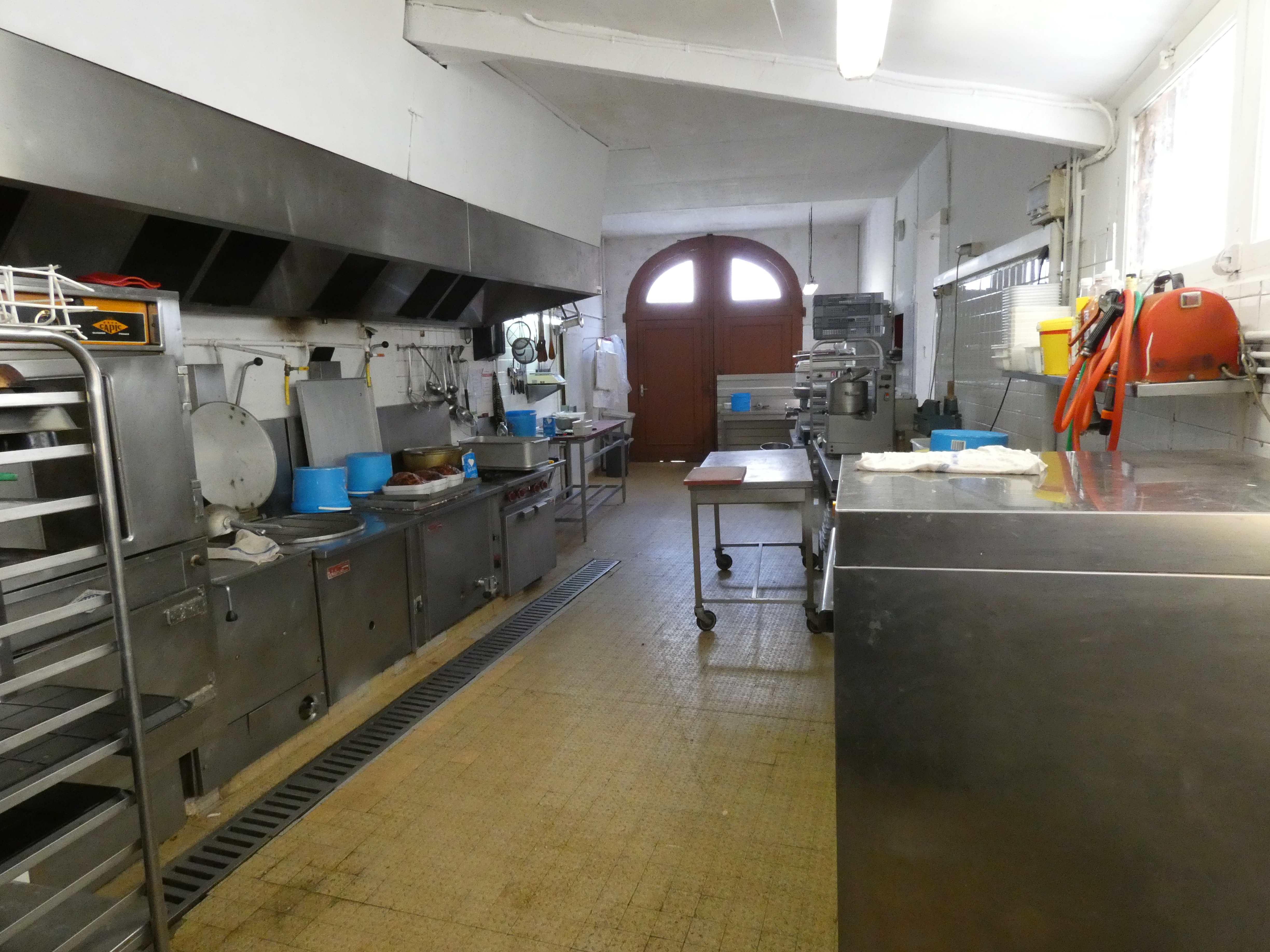 Fond de commerce de charcuterie. Boutique de 36m2 et labo de 68m2 (divisé en 2 parties). Situé dans une ville dynamique sur une route passant proche d'autres commerces. Exploité par les mêmes propriétaires depuis 30 ans dont le chiffres d'affaire est en constante évolution.