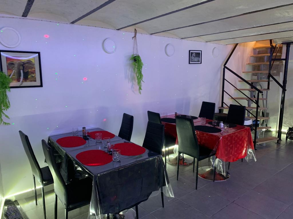 Restaurant snack situé en plein centre ville de Gardanne collé au cinéma  comprenant une  grande terrasse de 30 tables
Salle principale intérieure avec 17 table et cuisine isolée  de 70 mètre carré 
Salle du bas avec 15 tables et comptoir  de 25 mètres carrés  
Bails tout commerce.
Marché trois fois par semaines