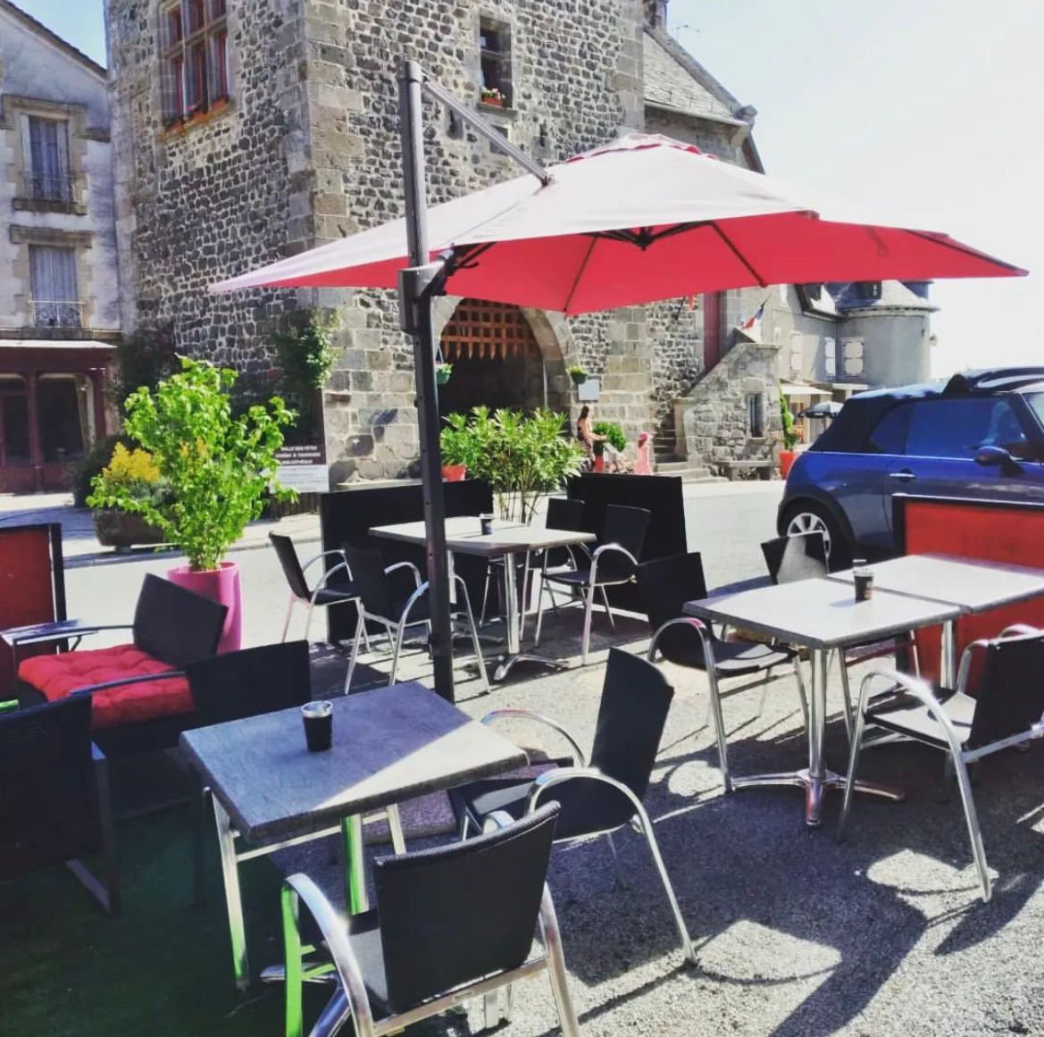 Situé dans un village touristique du Nord Aveyron, 800 habitants, école, collège, EHPAD, maison de santé, 2 supermarchés, commerces de détail bar licence IV équipé pizzeria.  Clientèle locale et visiteurs. Terrasse ensoleillée (50/60 places).