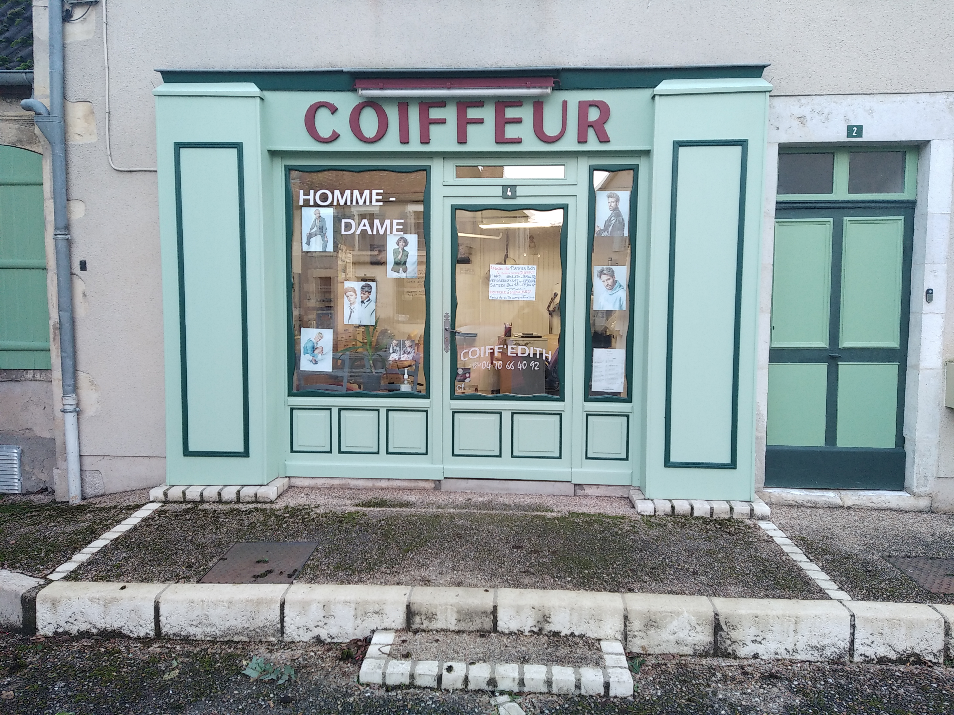 Vends salon de coiffure mixte, situé dans la rue commerçante du village pour cause de retraite.
Le bien est constitué de 4 coiffeuses avec 2 bacs. 
Le salon fait environ 25 m². 
le prix de vente du salon reste à débats et le loyer est de 350€/mois.
Chauffage électrique refait 2016, électricité refait en 2008 et contrôlé tous les ans.
Une arrière boutique est également présente et fait environ 25m². Cette partie est constitué d'une pièce pour faire sécher du linge en intérieur ou autre, ainsi qu'un espace pour faire un bureau et un coin où il est possible de brancher une machine à laver avec un point d'eau. Il y'a également une petite cours avec des fils à linge.

lien maps: https://maps.app.goo.gl/9UjLEQmwbwZAnhJ69

edithdelomez@gmail.com
06 41 43 46 02