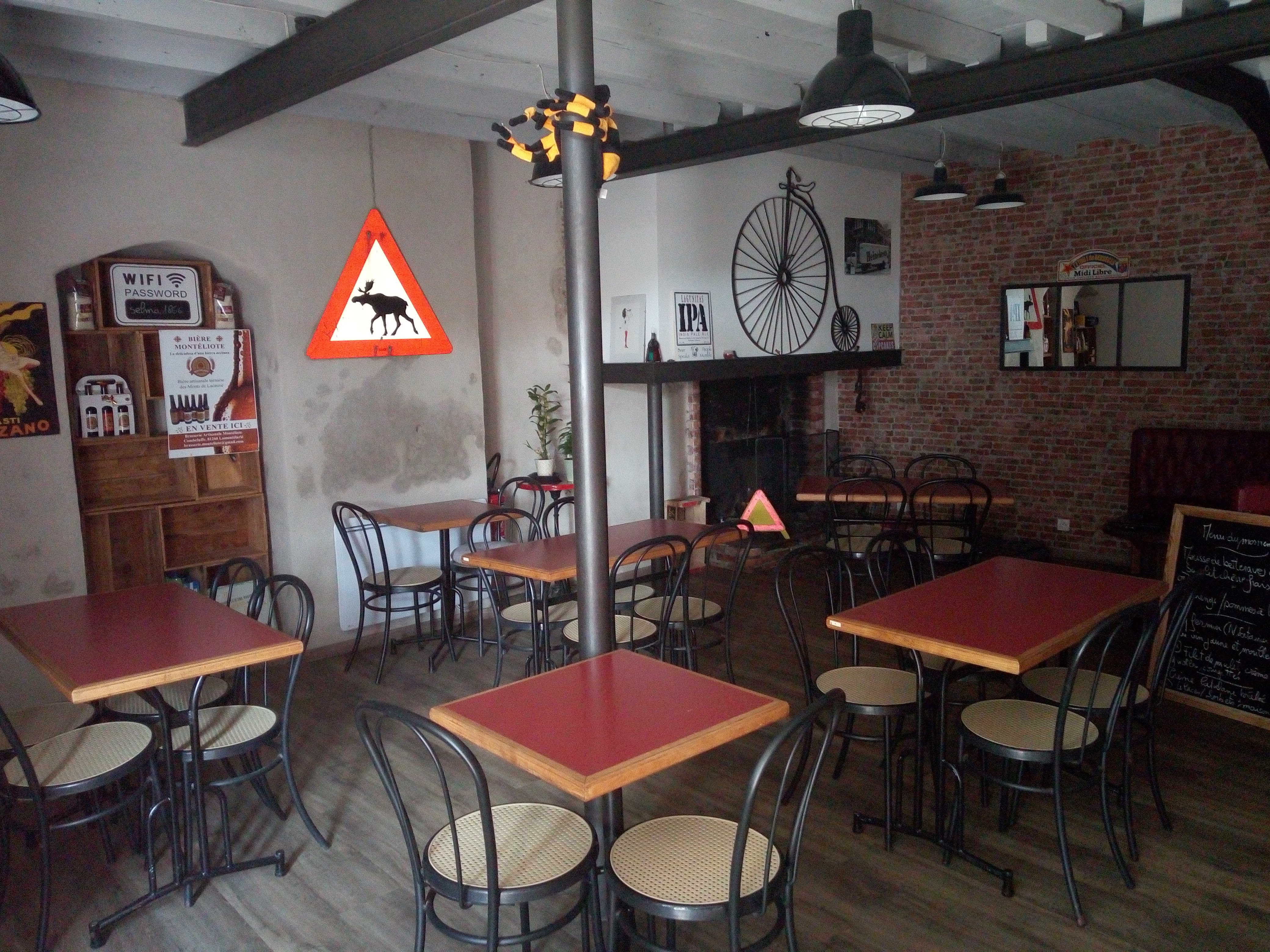 Charmant bar restaurant de village clés en main, appartement avec terrasse et jardin privatifs, dans la montagne noire.
Situé dans le charmant village de Castans, cette belle propriété est un véritable lieu de vie qui accueille aussi bien les visiteurs que les habitants.
Entouré de forêts, le village est un paradis pour les amoureux de la nature: randonnées à pied ou à vélo, cueillette de champignons, pêche en eaux vives...
Rez de chaussée: bar spacieux et accueillant
1er étage: restaurant avec grande terrasse (+pergola) offrant une très belle vue
Cuisine et plonge professionnelles entièrement équipées
A l'étage supérieur: beau et grand appartement privé avec terrasse et jardin
Possibilité d'acheter une maison attenante à rénover pour 2 chambres d'hôtes ou gîte.