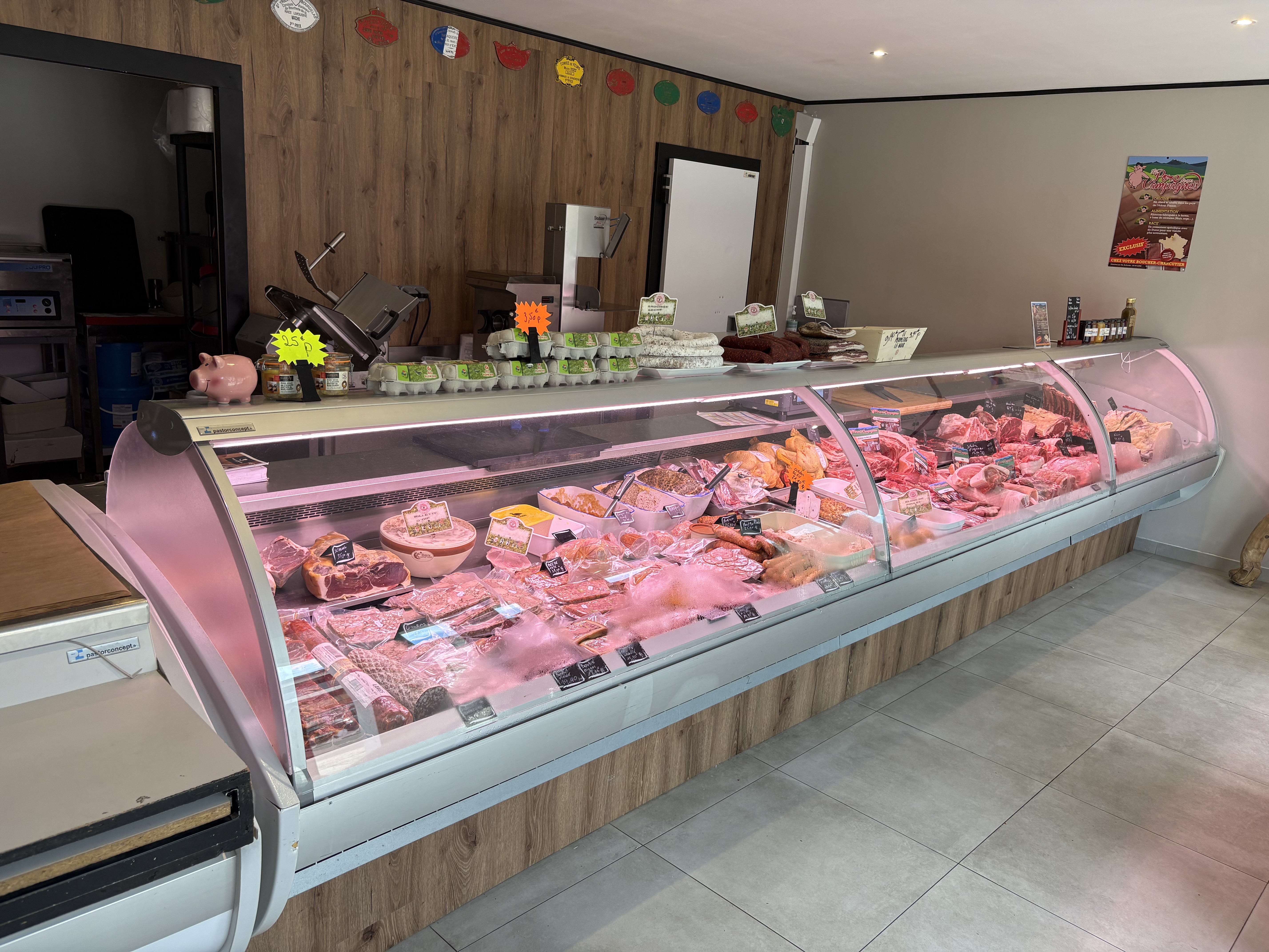 Petite boucherie a saisir, idéalement située sur un axe passant, stationnement aisé à proximité, facilitant l'accès à une clientèle locale fidèle ainsi qu'à une clientèle touristique en pleine croissance et chiffre a développer. 
Petit loyer 580€ ht 
Belle opportunité pour un professionnel passionné avec un fort pouvoir de développement sur le traiteur car forte demande mais aussi que sur la rôtisserie absente aujourd'hui.
Bail 3/6/9 
Matériel en parfait état, pas de salariés à reprendre. 
2 Jours de fermeture semaine, lundi et jeudi.
4 semaines de vacances l’année dernière 
CA de novembre 2024 à novembre 2025, 355 000€..
Prix 95000€ net vendeur hors frais d’agence.