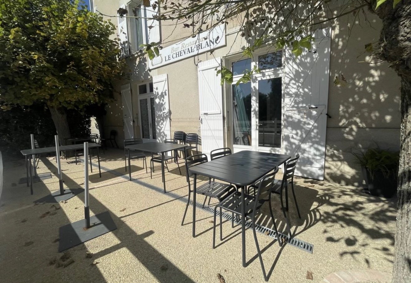 Bar, fonds de commerce, restaurant, traiteur 130 m² Monts-sur-Guesnes

📍 À vendre, fonds de commerce de bar / restaurant / traiteur, exploité sous l’enseigne Café du Cheval Blanc, idéalement situé au cœur de Monts-sur-Guesnes (86420), commune dynamique du nord de la Vienne, à proximité du Center Parcs du Bois aux Daims et à 15 min de Loudun.
  
  🔹 Détails de l'activité
  
  Type d’activité : Bar – Café - Restauration - Traiteur
  Licence IV incluse dans la vente
  Clientèle locale fidèle + fréquentation touristique 
  Affaire saine et rentable immédiatement, tenue depuis 25 ans
  Potentiel de développement 
  
  🔹 Locaux et équipements
  
  Salle principale avec comptoir équipé ; salle de restaurant 35 couverts et seconde salle de réception 100 couverts.
  Terrasse extérieure (24 couverts)
  Réserve, sanitaires, coin stockage, coin plonge séparé
  Logement de fonction à l’étage compris dans le bail commercial
  L'ensemble du matériel et du mobilier sont inclus dans la vente
  Normes ERP 
  
  🔹 Informations financières
  
  Prix de vente du fonds de commerce : 135 000 euros.
  Bail commercial 3/6/9 en cours
  Loyer mensuel : 534 euros TTC/mois
  1 salarié
  
  🔹 Accompagnement possible
  
  Le cédant est disposé à accompagner le repreneur lors de la transition pour faciliter la reprise de l’activité.
  
Surface : 130 m²
Non soumis au DPE

Consommation énergie primaire : Non communiqué
Consommation énergie finale : Non communiqué