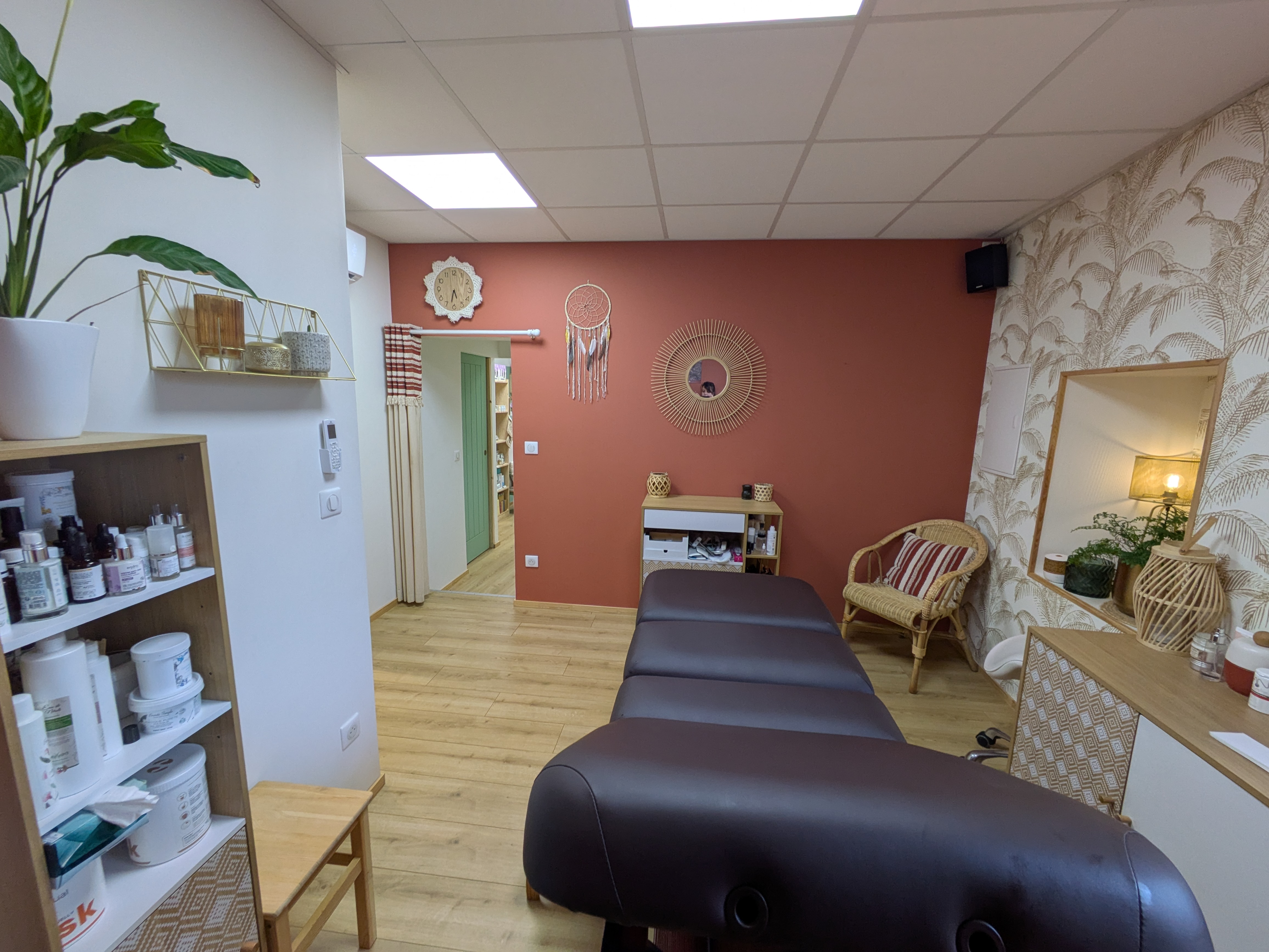 A VENDRE
Joli fonds de commerce institut de beauté.
Pour cause de changement de projets de vie.
Situé dans une rue passante de la commune de la Salvetat sur Agout. Commune très touristiques.
Clientèle agréable et fidèle.
Stationnement aisé dans la rue de l institut.
L' éthique de l institut est à ce jour basé sur des produits naturels et bio ,de la cosmétique et artisanat local .
Très beau local entièrement rénové en 2022, comprenant une cabine de 14m² avec une douche, une réserve de 3,5m² , un espace de vente de 18m²,avec espace onglerie et maquillage.Un wc avec lave mains. Une jolie petite vitrine ainsi qu' un rideau de sécurité métallique .
Système de chauffage avec clim réversible.
Vendu avec tout le matériel et le stock existant ( si intéressé, le montant sera calculé au moment de la vente),le nom, le fichier clientes, la ligne téléphonique et page facebook, droit au bail.
Le repreneur peu travaillé directement après l' achat.
Possibilité d’accompagnement sur 1 mois pour une meilleur passation de la clientèle.
Loyer de 500 € mensuel.
Ouvert à ce jour environ 4 jours / semaine.
Fort potentiel de développement.
Prix du fond: 20 000€
prix négociable.
N’hésitez pas à me contacter pour plus de détails,
Julie Cara d’ esprit nature :06.83.64.77.23.