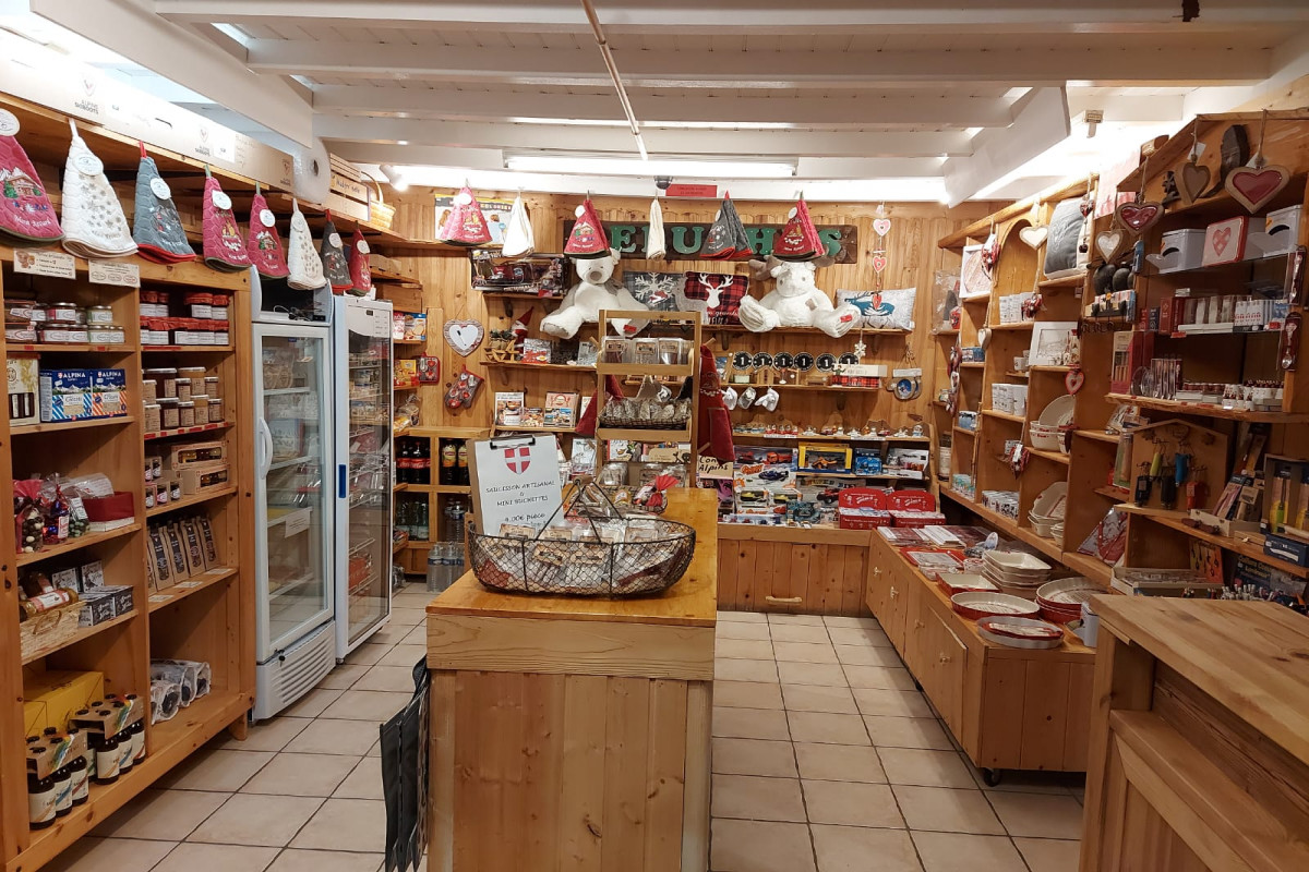 Magasin de sport, vente et location skis, snows, luges, raquettes... ainsi qu'une boutique de souvenirs/produits régionaux.
Emplacement nr 1 front de neige, situé dans le massif des Bauges.
Saison d'été à développer.
Fonds de commerce et possibilité murs commerciaux.