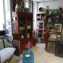 dans un village de plus de 2600 habitants vend cause santé boutique restaurant traiteur 5 ans d'existence actuellement restaurant traiteur brocante, faible loyer idéalement situe en plein centre du village