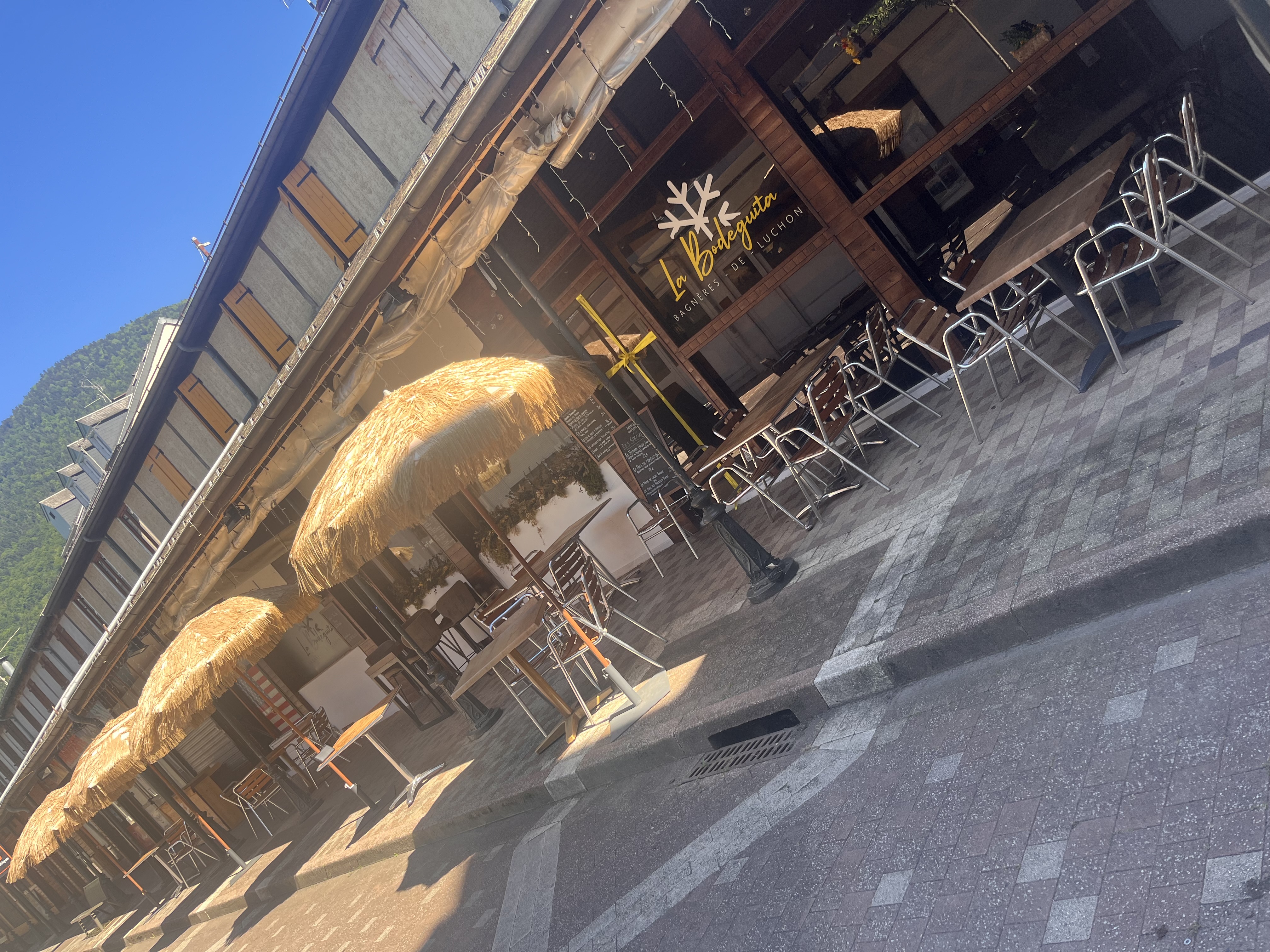 Jolie restaurant de montagne dans une station balnéaire et de sports d’hiver réputée .
Restaurant refait à neuf dans une rue piétonne passante entre les allées principales et le parc du casino 
Belle terrasse , logement de fonction à l’étage .
Bail tout commerce .
Possibilité d’extension ou de faire une  boutique ou d’agrandissement .