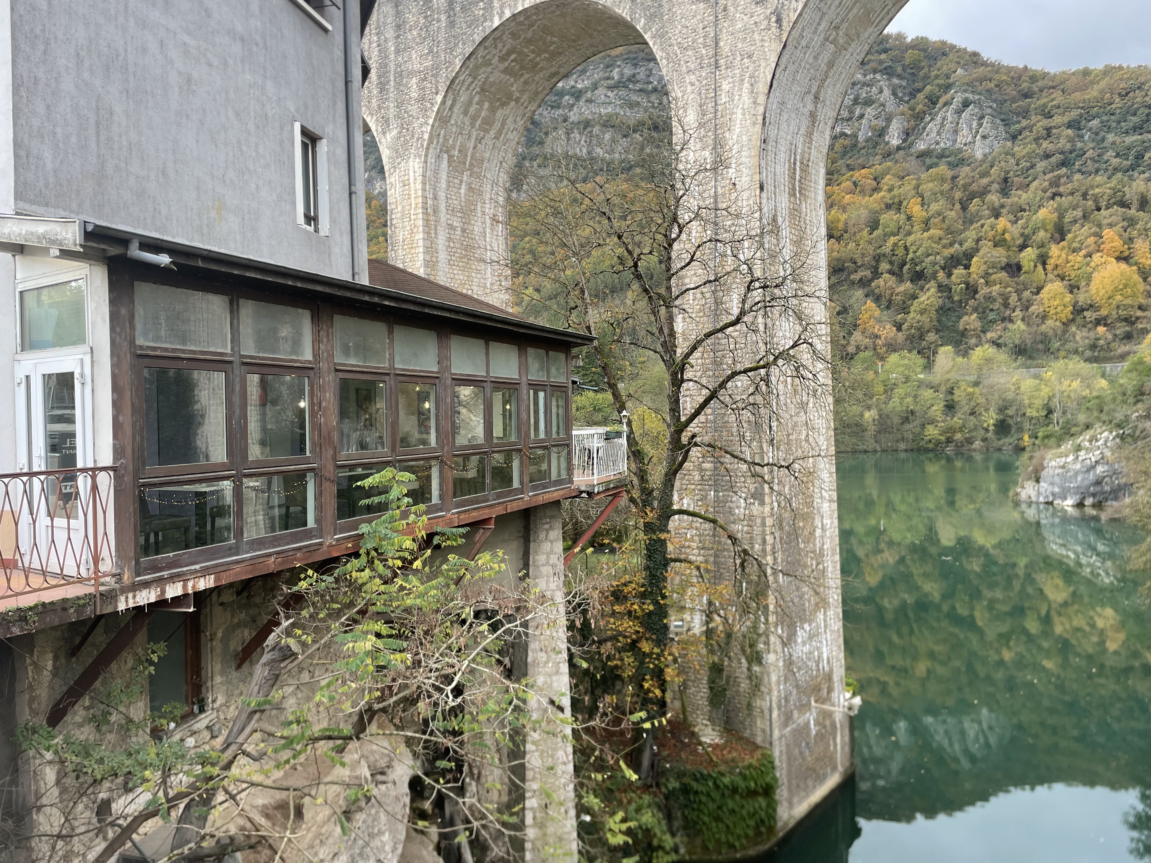 Dans village médiéval au pied du vercors charmant petit Hôtel restaurant 2 étoiles  
10 chambres sur deux étages avec ascenseurs ,salle de restaurant  avec vue panoramique sur lac et aqueduc deux terrasses extérieures attenante à l’hôtel 
Plus terrasse extérieure du mois de mai à septembre de 70 couverts .
L’hôtel dispose d’un parking privé 4 voitures.
Grande cuisine ,
30 mn de Valence,1 h de Lyon 30 mn de la station de ski Villard de lans ,
Unique établissement dans le village.
Vous trouverez sur place bar tabac pmu 
Boulangerie poste pharmacie supermarché écoles coiffeur