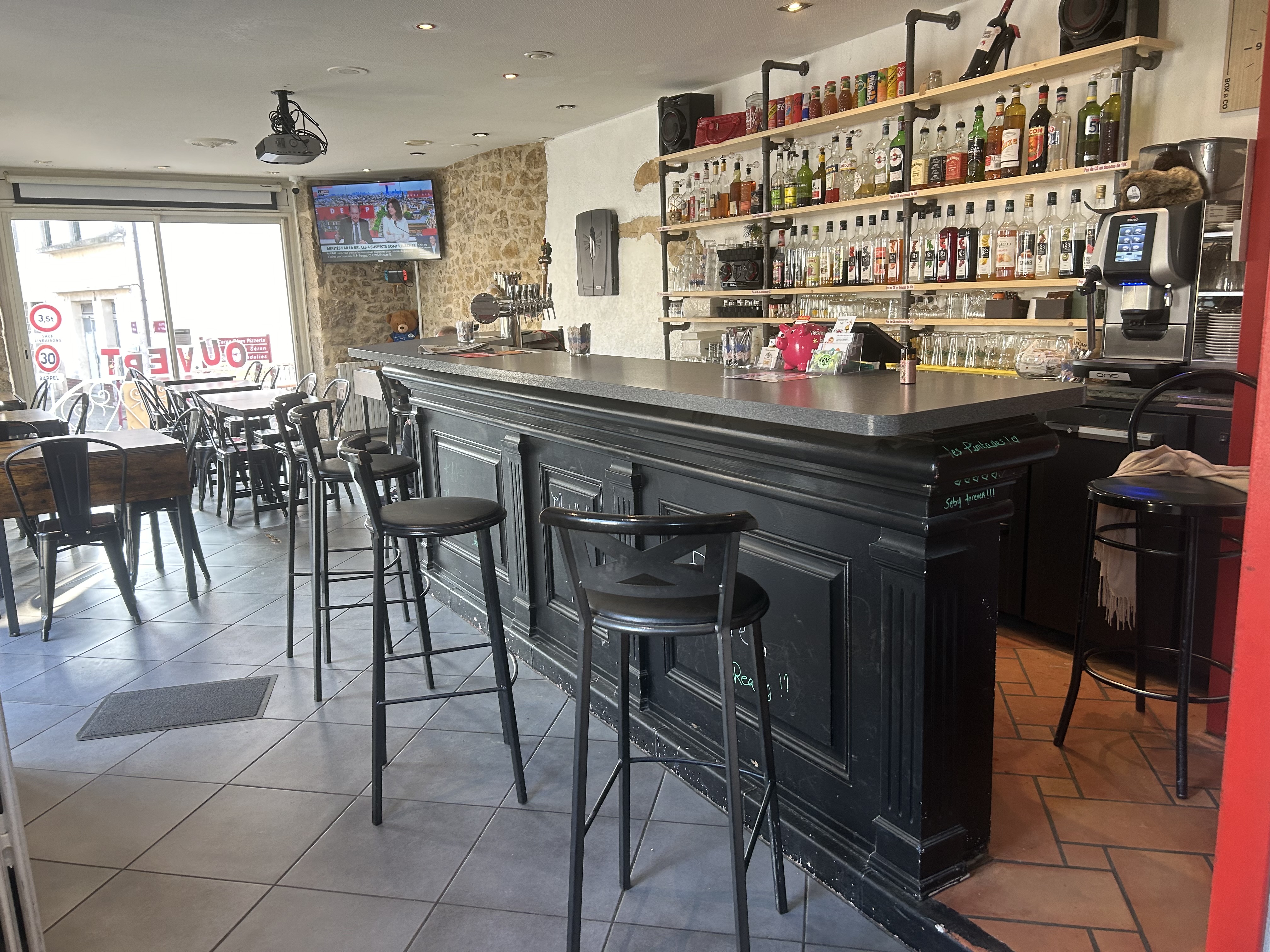 À vendre bar restaurant sur la commune d’artemare
Licence 4
Ouvert du lundi au samedi midi, menu du jour uniquement,  bar le jeudi et vendredi soir 
Fermé le we
Capacité de la salle de 40 en 2 services 
Cuisine rénovée en 2022, bar en 2024
Terrasse couverte par chapiteau avec capacité de 40 couverts 
Système de vidéo surveillance 
Clientèle ouvrière et familiale 
Liste des équipements et bilans disponibles sur demande
Loyer 500€