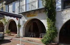 AU COEUR D’UNE BASTIDE DE 900 HABITANTS, à moins de 20 kms d’Agen, cédons notre MULTIPLE RURAL - BAR, RESTAURANT, TABAC, EPICERIE, FDJ, GAZ.
Un emplacement idéal dans l’épi centre de la bastide, bénéficiant d'une très belle visibilité, avec grande terrasse couverte sous arcades, stationnement gratuit devant et aux alentours. Aucun travaux à prévoir, tout a été rénové il y a 4 ans.
En activité depuis plusieurs années, nous cédons notre commerce composé 
* d’un bar (licence 4), 
* une salle de restaurant entièrement rénovée pouvant accueillir 30 personnes environ – note de 4.9 sur les réseaux – 80 m2 (avec le bar)
* une cuisine aux normes très bien équipée (matériels récents et en parfait état) – 20 m2
* une très grande terrasse extérieure couverte sous les arcades (jusqu’à 50 places)
* une épicerie de proximité et de produits locaux – 80 m2 + réserve 15 m2
* FDJ
* Tabac
LES HORAIRES ; ouvert du mardi au samedi 8h00 à 19h00 - restaurant service uniquement le midi

Le chiffre d’affaires est à 300 k€, à 60 % sur la partie bar, restaurant, jeux, tabac. Avec un réel potentiel de développement avec la mise en place d’une offre plus dynamique tout au long de l’année et d’avril à septembre avec les touristes de passage – exemple, ouverture restaurant les jeudi, vendredi et samedi soir – autre possibilité ouverture bar et épicerie le dimanche matin…
Dans le village, mini-crèche, école maternelle et primaire, piscine, restaurant 1* au Michelin, notaire, cabinet médical, infirmières, kiné… . 
Le collège, lycée, universités, écoles de commerce sont à moins de 15 minutes…
Toute la vie d’une ville, Agen est à proximité à partir de 10 minutes en voiture pour accéder à tous les services.
Convient parfaitement à un couple, si vous êtes ou souhaitez être dans l’univers de la restauration, c’est pour vous, avec des envies, des projets et l’envie d’être de s’épanouir dans un cadre de verdure et d’histoire
Vente du fonds de commerce avec tous les équipements et mobiliers, ainsi que des murs pour l’exploitation du fonds de commerce (pas de logement inclus) :  195 k€
Possibilité d’accompagnement du repreneur par la CMA47 – reste à charge par le repreneur à zéro €uro