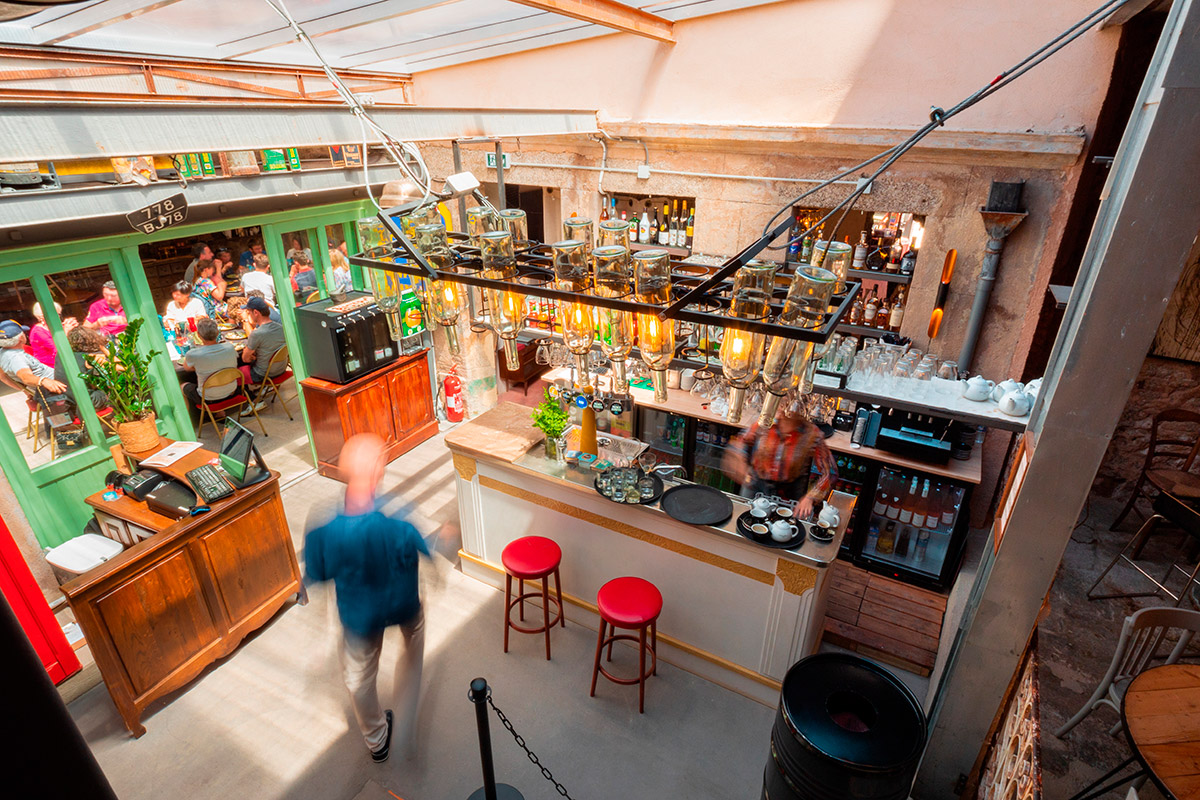 Anciennement exploité en restaurant-bar jusqu’en septembre 2024, La Recycl’ cherche aujourd’hui un·e repreneur·euse prêt·e à imaginer de nouveaux usages pour ce lieu unique, chargé d’histoire et de caractère.

🛠️ Installée dans les murs de l’ancien garage du bourg de Lormes, La Recycl’ a conservé les vestiges industriels de son passé, sublimés par un mobilier vintage et une ambiance singulière.

🎭 Le lieu accueille également une salle de spectacle, idéale pour des projets culturels, artistiques ou événementiels. Elle est d'ailleurs toujours utilisée par le Jazz Club !
📐 Le bien se compose de :
1 surface commerciale de 300 m²
1 appartement T4 de 110 m²
1 jardin clos

👉 Un lieu à fort potentiel pour un projet hybride : restauration, culture, tiers-lieu, événementiel ou toute autre idée à réinventer.

📩 Intéressé·e ? Contactez Carine Bordet au 06.12.34.02.41