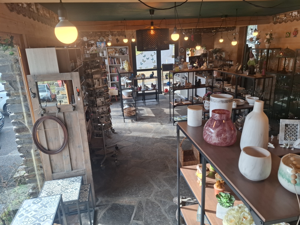 Dans les Cévennes lozériennes, sur le GR70 et à proximité station de ski et stations thermales, un garage réparation et entretien toutes marques de 250m2 et une boutique de souvenirs+ produits locaux environ 60m2 à reprendre. Réserves de 40 m2 + bureau de 25 m2. Terrain arrière de 610 m2. Possibilité d’extension. L’ensemble fait 1 176 m2. Parking communal. Les deux affaires sont accolées et complémentaires : la boutique fonctionne avec le passage (touristes, randonneurs), le garage avec une clientèle fidèle. Pas de salariés à reprendre. Potentiel de développement vente de véhicules d’occasion. Affaire rentable, existant depuis 1983, pour un couple. Entreprise saine.
Vente du fonds de commerce : 95 000€ - Vente des murs : 180 000€
+ stock au moment de la vente, il est estimé à : 18 000€ pour le magasin, 10 000€ pour le garage.