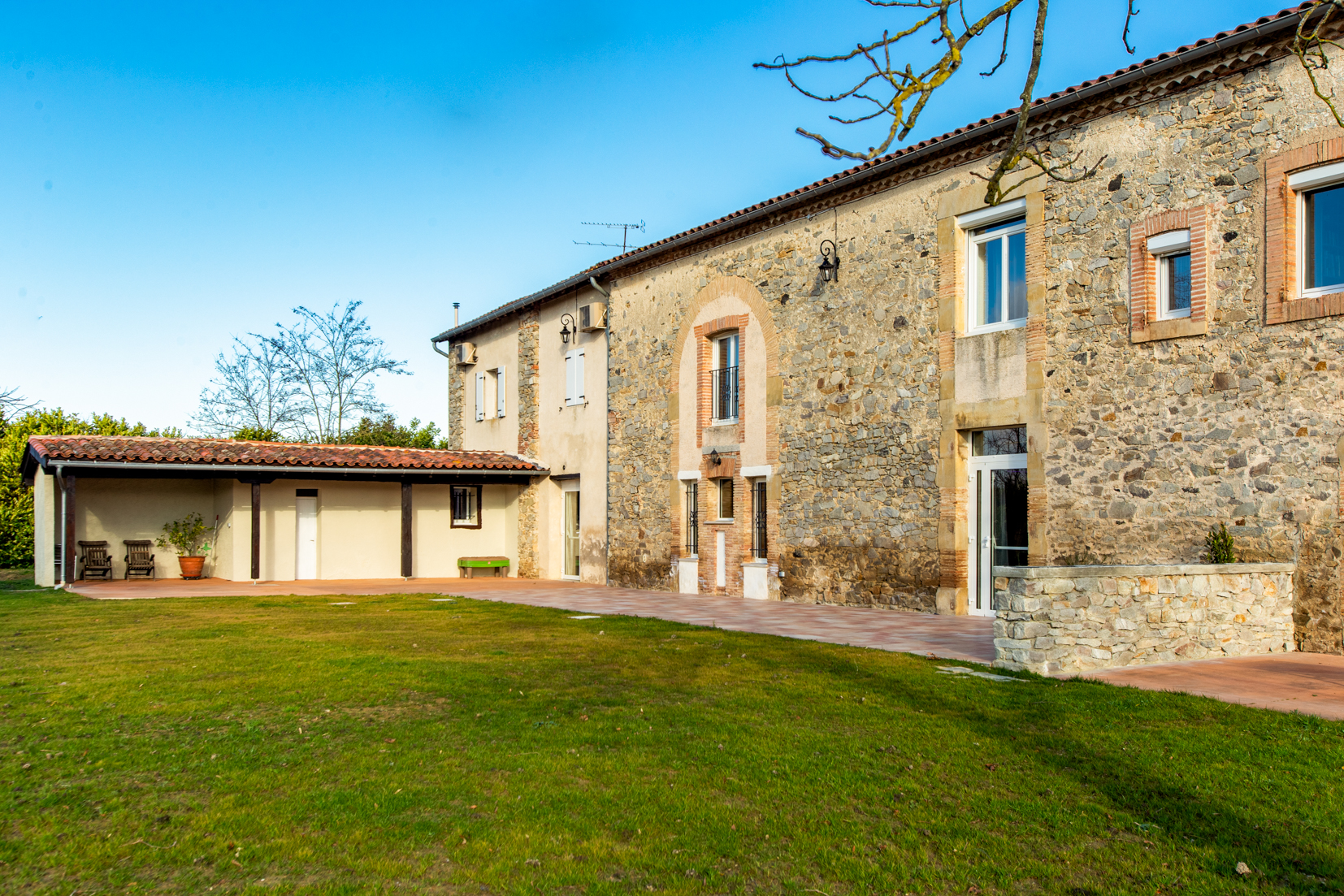 Domaine de caractère de plus de + 700 m2 situé dans un écrin de verdure de + de 1 hectare parfaitement intégrée dans le paysage du Lauragais à 2 km du centre ville.
Complétement rénové en 2020 et mis en conformité (accessibilité et sécurité)
Parking 1300 m2.

Divisé en 3 parties avec chacune leur entrée indépendante.
Partie privative : de plus de 240 m² habitable, composée de 7 pièces à vivre.
Cuisine séjour, salon, 2 salles d’eau et 5 chambres.
A l’étage une grande pièce de 60 m2 (en pierres apparentes)

Salles de Réceptions : 2 salles de réception de 140 m² au total avec une capacité de 120 places assises parfaitement aménagées, avec une cuisine professionnel attenante.

Chambres d’Hôtes : plus de 130 m2, 6 chambres à l’étage avec leur propre salle d’eau, une salle petit déjeuner et une salle de 20 m2 au RC.

N’hésitez pas à nous contacter pour plus d’informations.