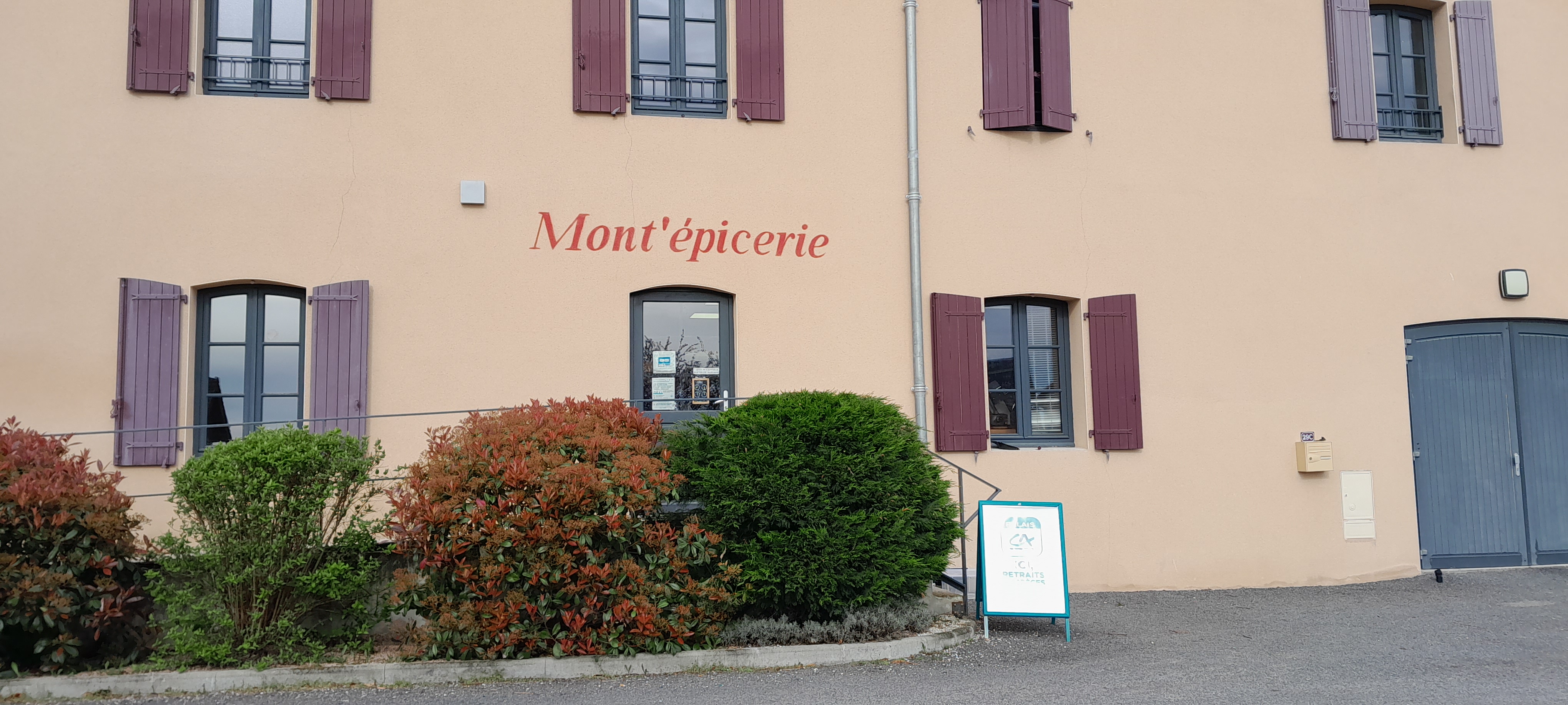 Cède fond de commerce d'une épicerie d'alimentation générale située dans l'Allier : dépôt de pain, gaz, presse, charcuterie, produits frais et locaux, fruits et légumes.
Loyer annuel : 2738 € HT par an.
Local refait à neuf en 2014. Aucun travaux à prévoir. Normes PMR.
Chiffre d'affaires : 100000 €.
Prix du fond HT. 22000 €
Affaire pour 1 personne.