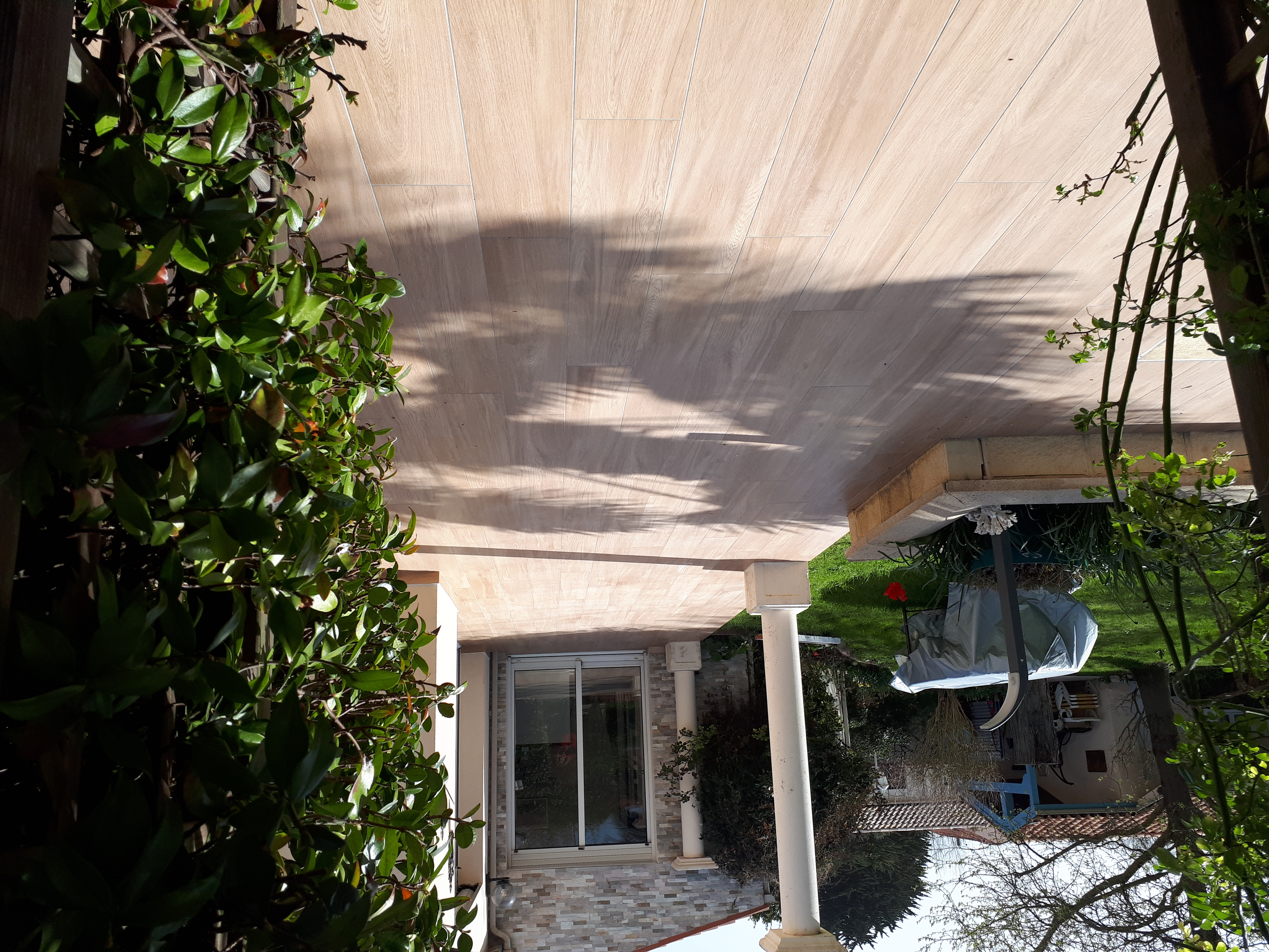 VILLA D' EXCEPTION de  350 m2 avec Gîtes indépendants classé 3 épis GITE  DE FRANCE ,dans un écrin de verdure ,au calme malgré la proximité du centre ville  de   nombreuses possibilités s'offre à vous celle  de diviser ou tout simplement grande  villa  familiale ,avec 6 chambres équipées de  salles d'eau et w c  .tout est possible . 
  CHATELAILLON PLAGE  3 KM de plage au sable fin , station balnéaire 600  m de l'océan  ,ville avec de multiples commerces variés ,son centre de thalassothérapie  proche  de la ROCHELLE ET SES ILES ( RE, OLLERON ,AIX,FORT BOYARD ect.
Aéroport proche,...la gare à 1km
 Vous avez un grand parc avec piscine clos ,la villa possède de plein pied un grand salon de 80m2 et cuisine ,une  entrée 20 m2 ,5 chambres et salles d'eau ,une véranda attenante ,grande terrasse de 100 m2 autour de la piscine .2 salles d'eau et w c séparés
Chauffage au sol
gîte avec 2 chambres,2 salles d'eau ,2 w c  et cuisine équipée 
Chambres de 40 m2 indépendante avec salle d'eau et w c séparé (parking dans la propriété
2 Parkings dans la propriété