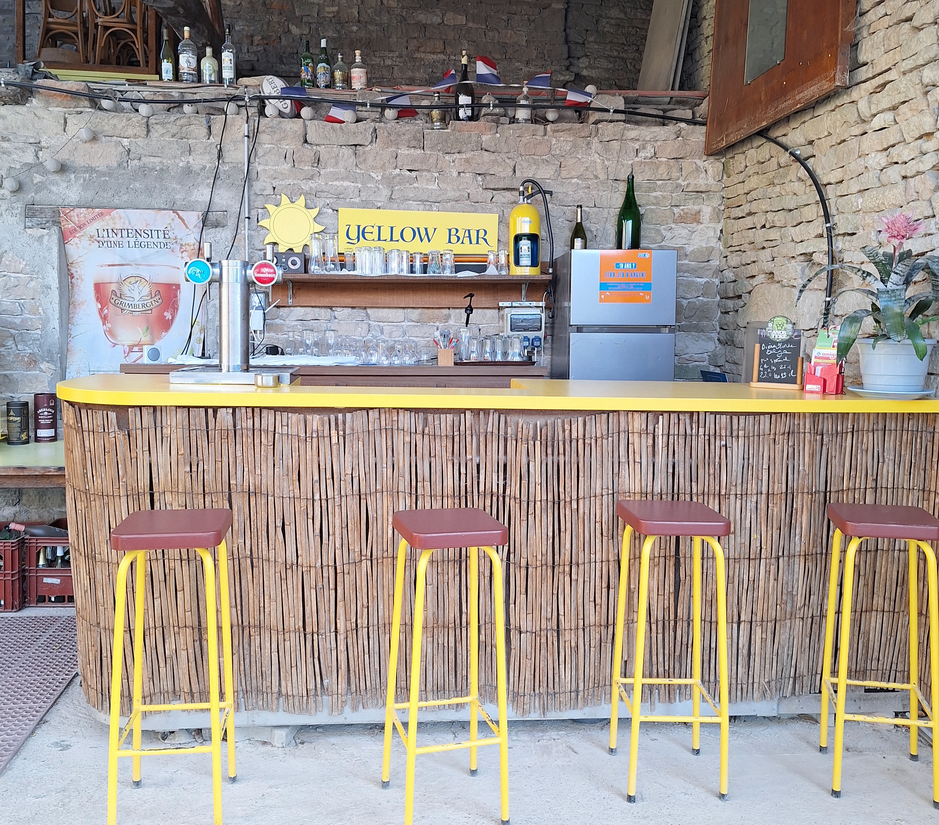 Envie de prendre sa retraite, vend fond de commerce, bureau de Tabac, bar restaurant situé dans petit village en Bourgogne du Sud. Axe ancienne Nationale 6. Terrasse, cour et bar d'été extérieur. Affaire saine. Restauration à redévelopper.