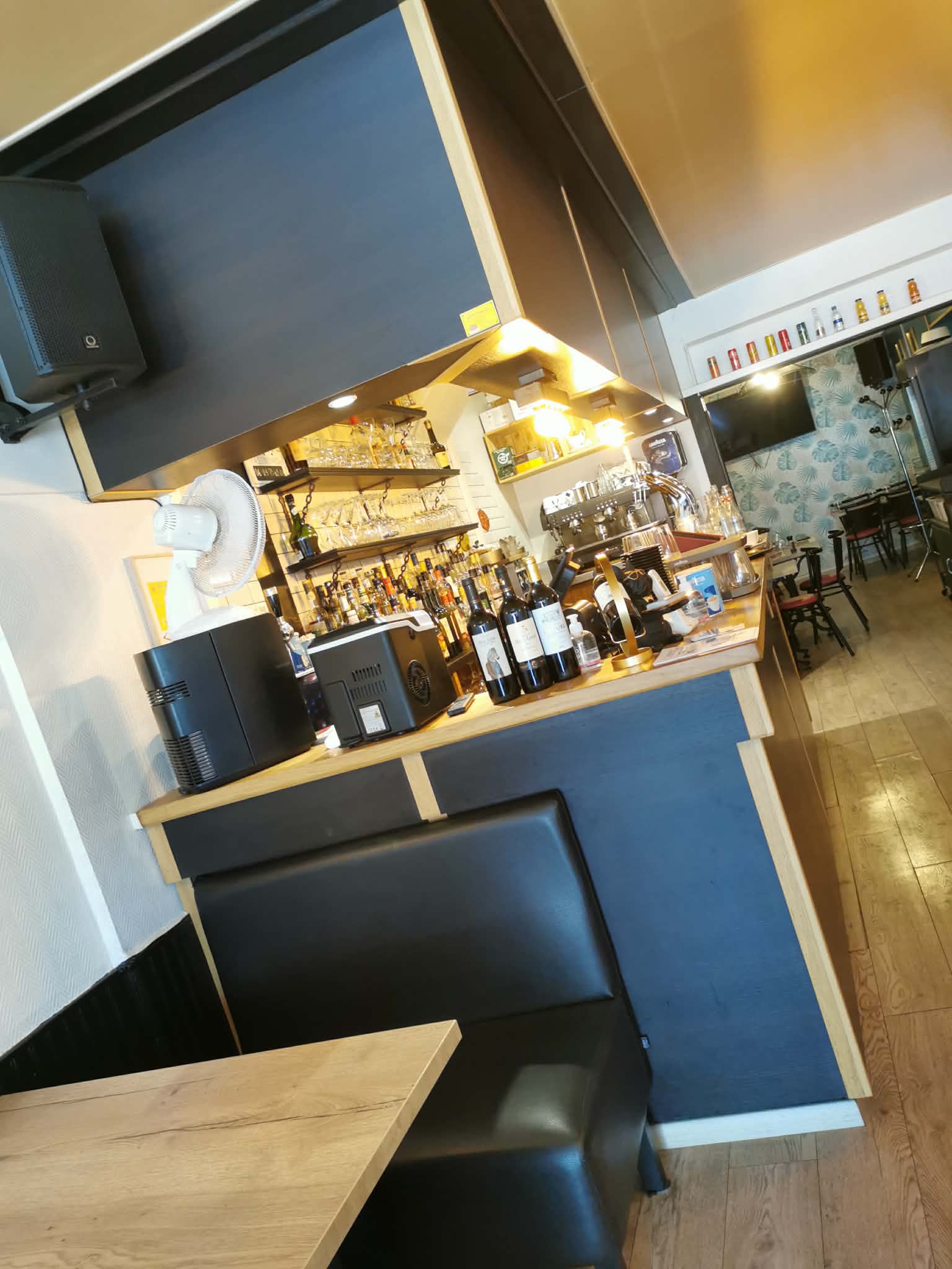 A saisir : Fond de commerce en centre bourg idéalement situé au cœur d’un village dynamique de 4600 habitants avec de nombreux commerces à proximité.
L’établissement offre une capacité de 35 couverts en salle et jusqu’à 50 places en saison estivale avec une terrasse bénéficiant d’une excellente visibilité.
Le village se situe dans l’Eure mais a 15 km de Honfleur et 25km de Deauville. 
Actuellement exploité uniquement le midi,il présente un important potentiel de développement notamment avec une ouverture en soirée.
Un logement  a l’étage de plus de 100m2 est inclus dans le bail. 
Loyer de 887 euros.