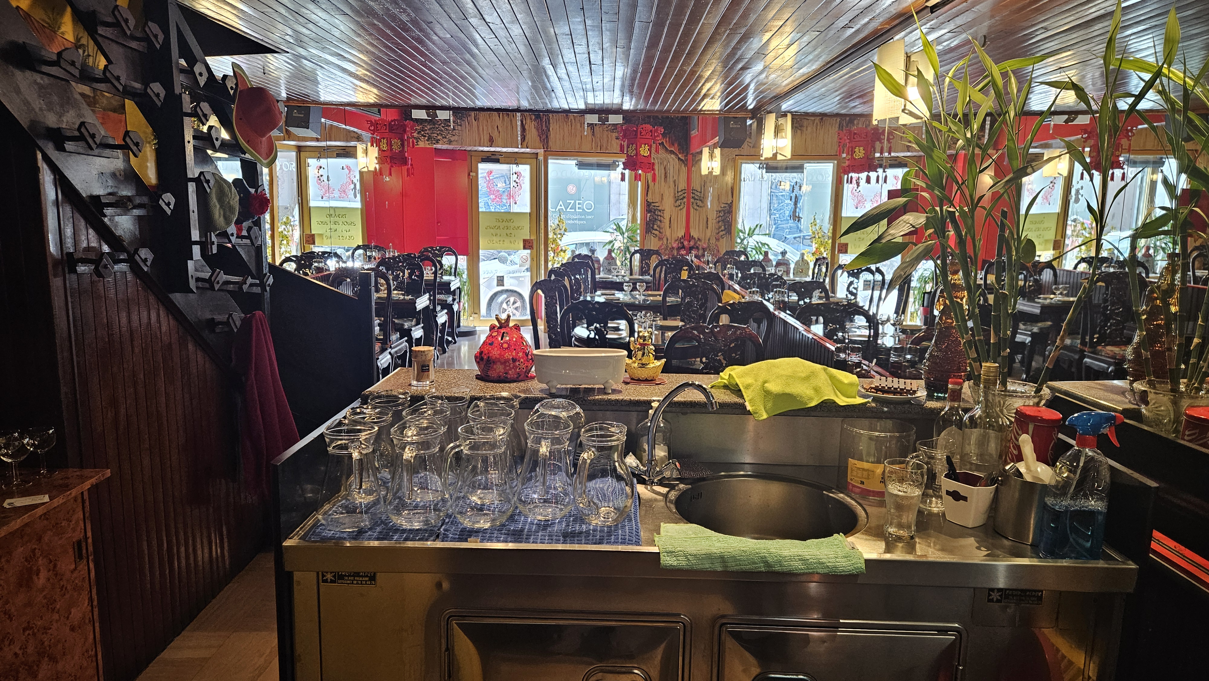 Restaurent Vietnamien 
Emplacement numéro 1 très bien placé,  clientèle fidèle depuis 10 ans.
Capacité de 50 couverts espace de 100m2
Pas de Frais d'agence direct propriétaire. 
Loyer mensuel 1200€ charge et taxe comprises. 
Bien équipé donc hotte, cuisine a gaz, frigo et congélateur etc..