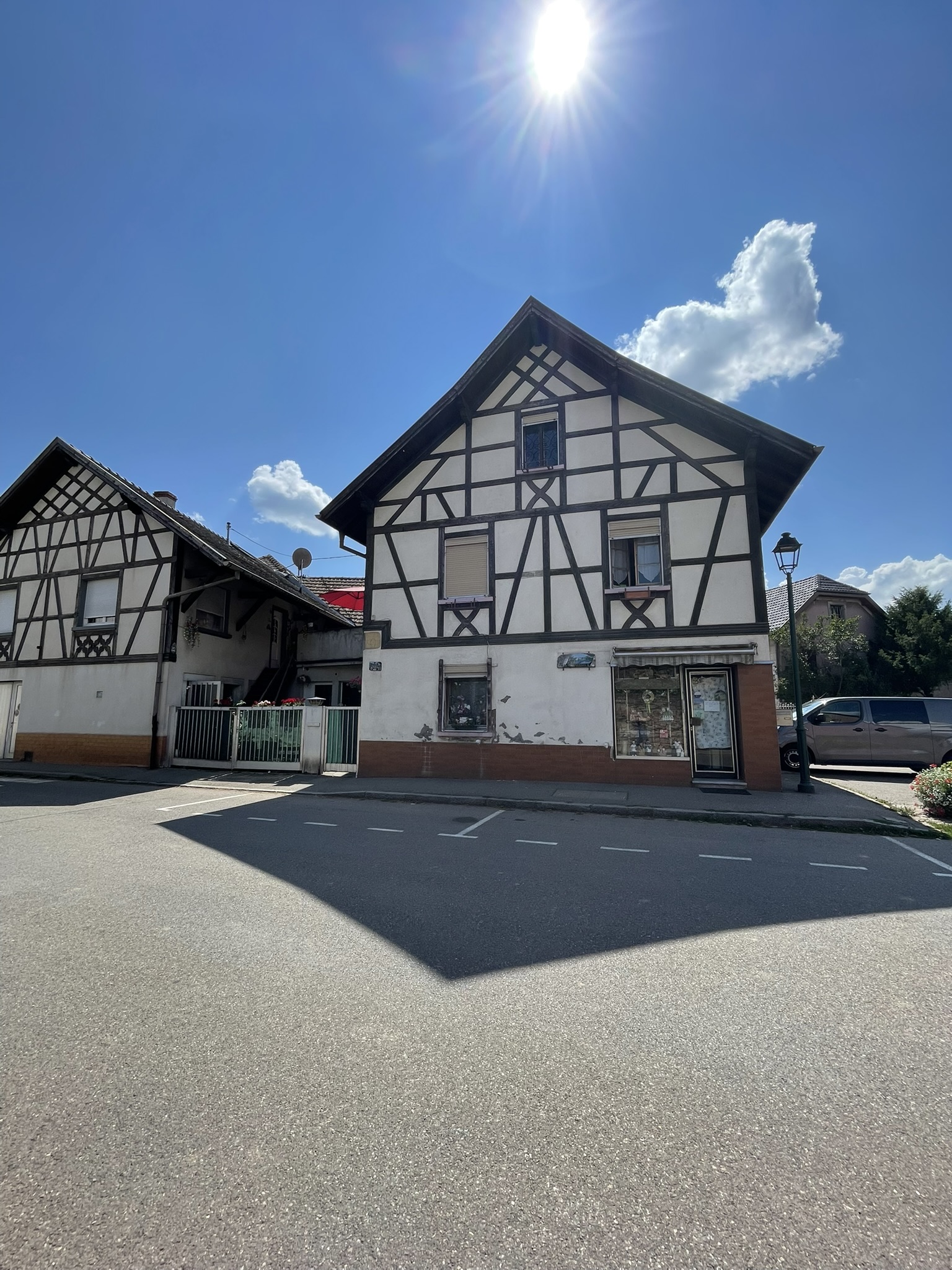 Vous souhaitez vous lancer dans une activité de boulangerie et reprendre un commerce existant ?

Je propose à la vente le fonds de commerce d’une boulangerie, offrant une belle opportunité pour un professionnel ou un couple souhaitant développer son propre projet.

Prix de cession : 85 000 € FAI (Frais d’Agence Inclus)

Le bien vendu concerne uniquement le fonds de commerce.

Cette boulangerie bénéficie d’un emplacement permettant de poursuivre et de développer l’activité dans de bonnes conditions.

Le commerce est idéal pour une personne souhaitant reprendre une activité existante, avec la possibilité d’apporter ses propres idées et de développer davantage l’offre et le chiffre d’affaires.

Les points forts

Fonds de commerce de boulangerie

Activité existante

Potentiel de développement

Prix : 85 000 € FAI