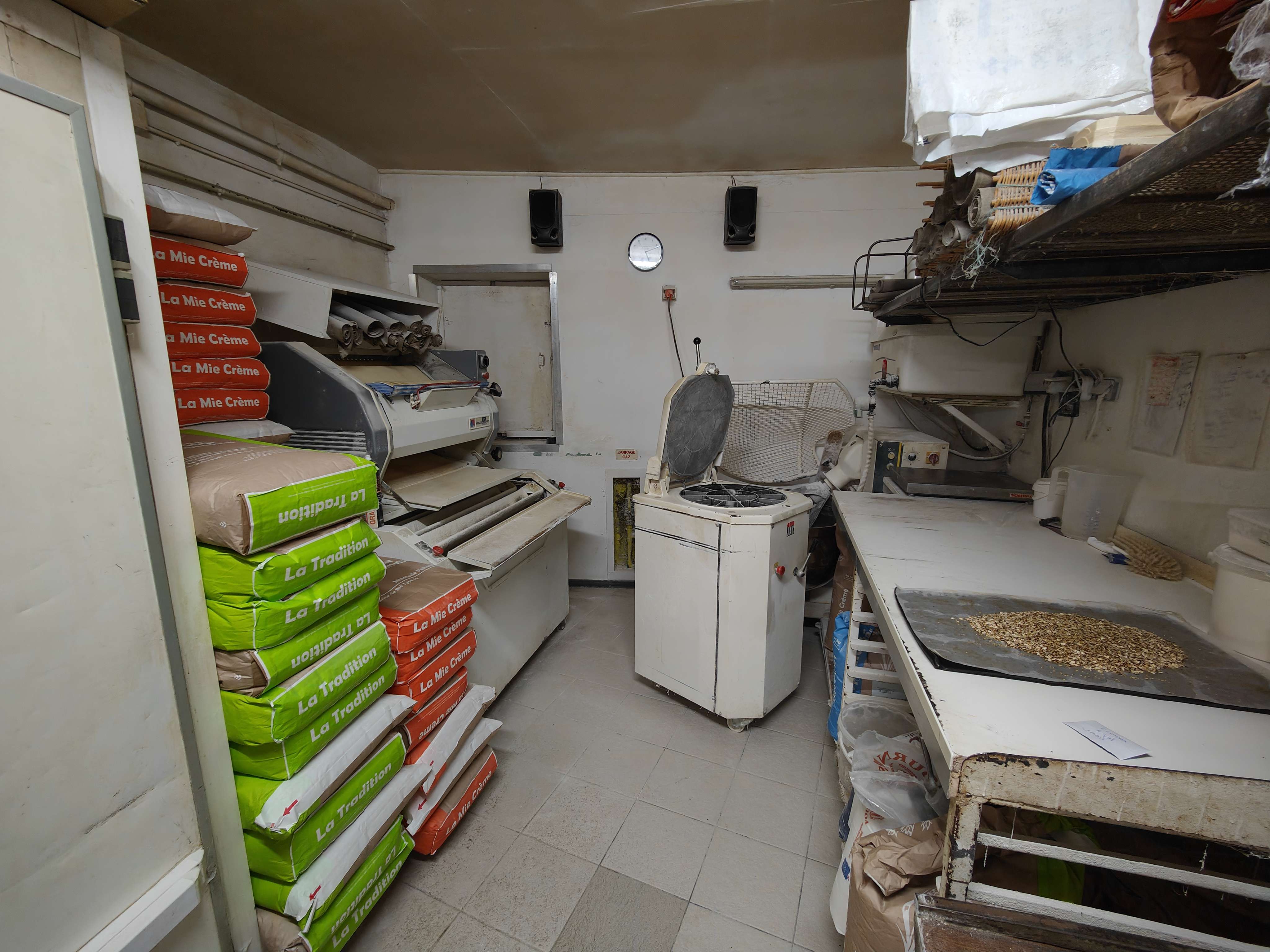 A vendre Boulangerie Pâtisserie, située à Vivoin (72170) dans une commune dynamique (écoles, boucherie, grande usine) d'environ 1000 habitants en supplément lotissement en construction. Communes aux alentours sans boulangerie.
Nous travaillons avec les cantines, les dépôts de pain et les gîtes alentours. Pas mal de touristes l'été et de groupes de scouts. Prieuré du village qui accueille des expositions d'arts, des mariages et des concerts. 
Beaucoup d'animations à l'année grâce aux différentes associations. 
Se situe à 20 minutes du Mans et d'Alençon proche de l'autoroute.
Matériels récent et bien entretenue :
- Four Bongard 2011 - 3 soles gaz 1 sole électrique
- Congélateur/Surgélateur 4 portes neuf (été 2022)
- Labo pâtisserie récent (2019)
- Véhicule de livraison (2014)
Maison plein pied 3 chambres (9m², 9m² et 13m²), grand salon de 35m², cuisine, salle de bain et WC, jardin et grenier.
Possibilité d'aménager le grenier pour y faire son appartement et agrandir la boulangerie, les plans ont été réalisés par une architecte. Nous avons aussi fait les plans de rénovation de la boutique. 
CA 2024 : 152 000€, meilleure année à 165 000€ avec un apprenti pâtissier. (possibilité de développement en snacking et chocolat, nous avons beaucoup de demande mais nous ne sommes que 2).
Loyer 800€ (possibilité d'acheter les murs 100 000€)
Prix de vente fond de commerce 70 000€