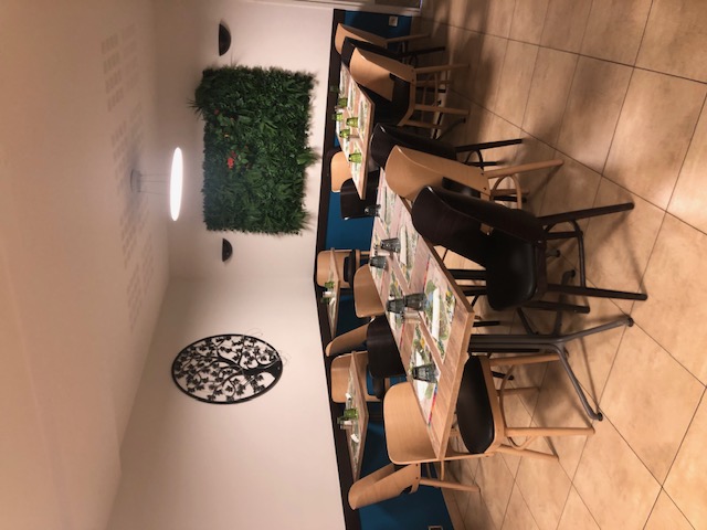 Restaurant ouvrier 44 places
Bar 14 places assises
Licence 4
4 chambres 
    2 de 3 couchages
    2 de 2
1 pour service de nuit et une pièce de stockage
 matériel de moins de 8 ans
travail en couple , pas de personnel
ouvert du lundi au vendredi uniquement le midi
Week end sur réservation 20 couverts minimum