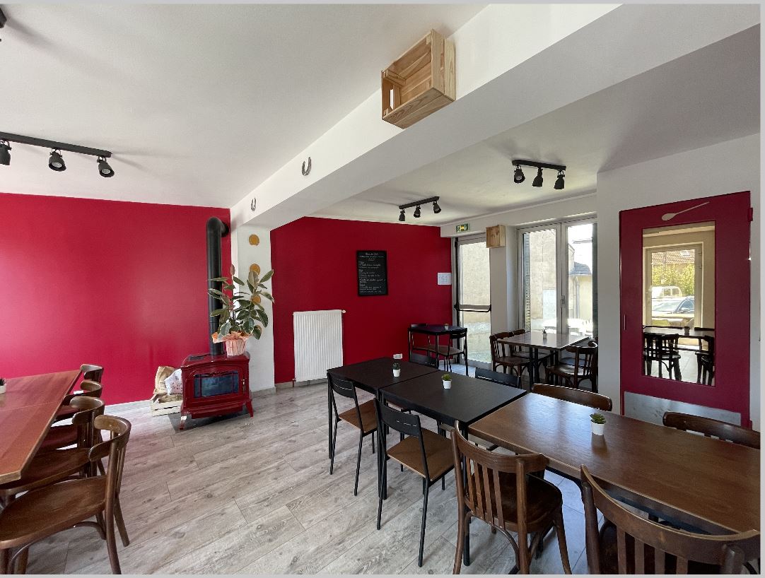 La commune de la Buxerette recherche un repreneur motivé pour exploiter son restaurant-bar multi-services situé dans un cadre rural authentique, au sein d'un bourg calme de la campagne berrichonne.
Situé à 8 km d’Aigurande, 20 km de LA CHATRE, 29 km d’ARGENTON SUR CREUSE, 39 km de CHATEAUROUX et 46 km de GUERET, cet établissement constitue le seul commerce de la commune et occupe une place essentielle dans la vie locale.
Au-delà d'un simple restaurant, il s'agit d'un véritable lieu de rencontre et de convivialité, offrant de nombreuses possibilités de développement pour un professionnel souhaitant s'investir dans un projet de territoire.
Entièrement rénové, le restaurant offre aujourd'hui un cadre accueillant, moderne et fonctionnel, permettant une prise en main rapide de l'activité. Avec son logement intégré, ses équipements professionnels et des charges maîtrisées, il constitue une opportunité idéale pour concrétiser un projet entrepreneurial dans un environnement rural authentique. 
Partie accessible au public
•	Salle de bar de 38 m² (20 places assises)
•	Petite salle de restaurant de 27 m² (22 places assises)
•	Grande salle de 112 m² (112 places assises)
•	Sanitaires, dont toilettes accessibles aux personnes à mobilité réduite
Partie professionnelle
•	Cuisine professionnelle de 33 m²
•	Grange de 25 m²
•	Cave de 27 m²
Logement sur place
L'établissement dispose d'un logement intégré permettant une installation immédiate :
•	2 chambres de 14 m²
•	1 chambre de 10 m²
•	Salon avec possibilité d'aménager un coin cuisine (14 m²)
•	Salle de bain et toilettes
•	Grenier de 9 m²
Équipements de confort
•	Chauffage au gaz
•	Pompe à chaleur réversible
Une reprise facilitée
La commune met à disposition la Licence IV et propose un bail commercial.
Le loyer mensuel comprend :
•	Logement : 150 €
•	Restaurant : 450 € HT
Afin d'accompagner le démarrage de l'activité, un loyer progressif est mis en place sur la partie commerciale :
•	350 € HT/mois la première année
•	400 € HT/mois la deuxième année
•	450 € HT/mois à partir de la troisième année
Matériel professionnel mis à disposition
L'établissement est équipé pour permettre une reprise rapide de l'activité :
•	Centrale de lavage
•	Meuble bas inox
•	Étagères de stockage
•	Table réfrigérée 2 portes
•	Fourneau gaz 5 feux avec grand four
•	Bain-marie
•	Grill
•	Friteuse professionnelle
•	Four mixte 6 niveaux
•	Chariot de service
•	Rayonnages de stockage
•	Douchette professionnelle
•	Table centrale inox
•	Hotte de cuisine
Un projet accompagné
La commune souhaite accueillir un professionnel ou un couple de professionnels porteur d'un projet sérieux et pérenne.
Consciente des enjeux liés à une installation en milieu rural, elle se tient prête à accompagner le futur exploitant dans ses démarches. Selon la situation du candidat et la nature du projet, un accompagnement personnalisé pourra être proposé afin d'identifier les dispositifs mobilisables et les éventuelles aides à l'installation.
Reprendre cet établissement, c'est choisir d'entreprendre dans un cadre de vie agréable tout en devenant un acteur clé de la dynamique locale.
Vous avez un projet de restauration en milieu rural ?
 N'hésitez pas à nous transmettre votre candidature accompagnée d'une présentation de votre projet.