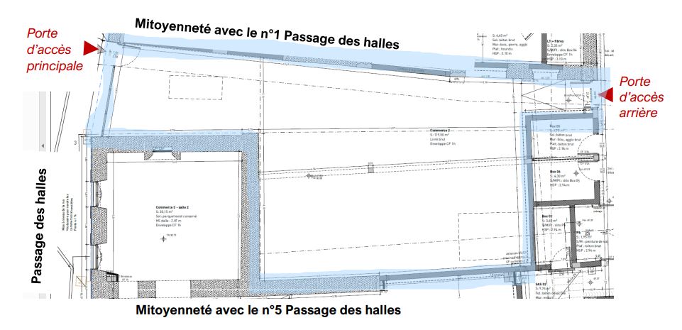En centre-ville de Chef-Boutonne, Petite Cité de Caractère (Sud Deux-Sèvres, à 15 mn de la Nationale 10), un local commercial, situé en rez-de-chaussée, possède une superficie de 119,5 m² de plain-pied, comportant 1 pièce :  
- Porte d’accès principale 
- Une pièce d’un seul tenant, disposant d’une vitrine et d’une porte vitrée ouvrant sur le passage des halles piétonnier et disposant d’un accès à l’arrière de l’immeuble pour les livraisons. 
Local situé en face des Halles et de la place centrale de la ville, au cœur d'un Ilot urbain nouvellement restauré. 
Local commercial brut de béton en location bail, mitoyen avec deux autres cellules commerciales. 
Libre immédiatement.