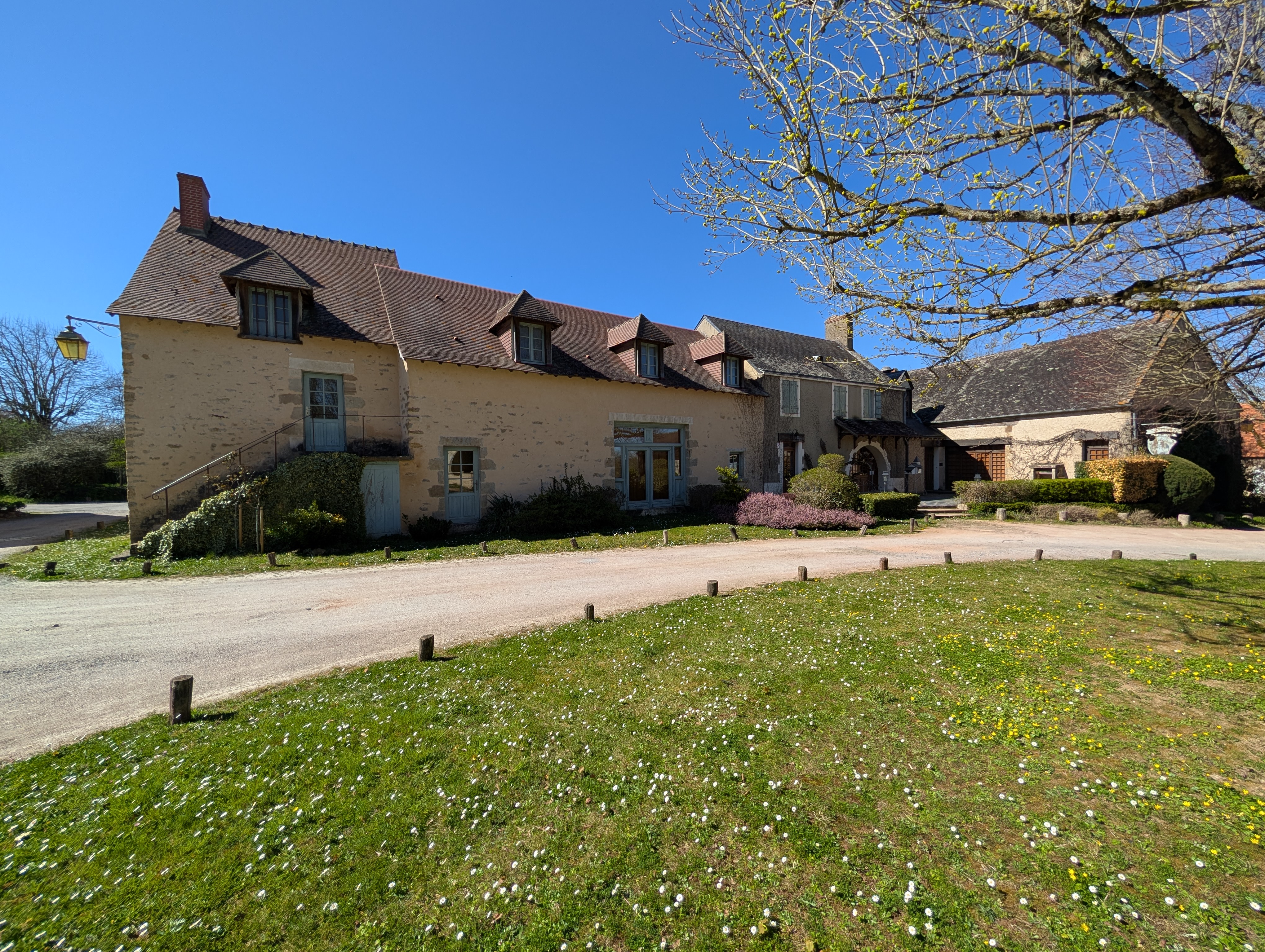 Saisissez une opportunité unique au cœur de Nohant-Vic ! 

L'emblématique "Petite Fadette", face à la Maison de George Sand, est prête à renaître. 
Ce vaste ensemble immobilier de charme, riche d'histoire, bénéficie d'un emplacement exceptionnel avec un flux touristique annuel de 30 000 visiteurs.

Imaginez : un hôtel de charme, un restaurant de tradition, un lieu d'événements culturels, ou des gîtes de prestige.

Le rez-de-chaussée, avec son bar, ses salles de réception, sa salle avec four à pain, sa cuisine professionnelle, et ses espaces de service, conserve l'âme de l'auberge. L'étage offre des chambres avec sanitaires, une conciergerie et un potentiel pour des suites.

À l'extérieur, un jardin agréable et une maisonnette avec grange à rénover complètent ce bien.

Un investissement rare, au cœur d'un lieu chargé d'histoire et de tourisme.