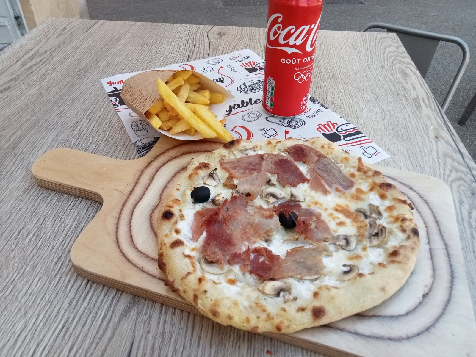 Idéalement situé dans le centre ville d'Aix-en-Provence, donnant sur une place ensoleillée.
Vends fond commerce pizzeria snacking avec une terrasse.
Fournis avec tout le matériel pour pouvoir travailler tout de suite, four à pizza, frigo, plancha, friteuse, grill, machine à café, plan de travail, hotte, tables, chaises, parasols, ustensiles de cuisine, ustensiles à pizza...
Possibilité de louer le logement au dessus du commerce, actuellement libre (mais risque d'être loué rapidement).
Proche des écoles, collèges et lycées. Pour tous renseignements 0761507814.

Fond de commerce : 35000€
Loyer annuel : 16488 €