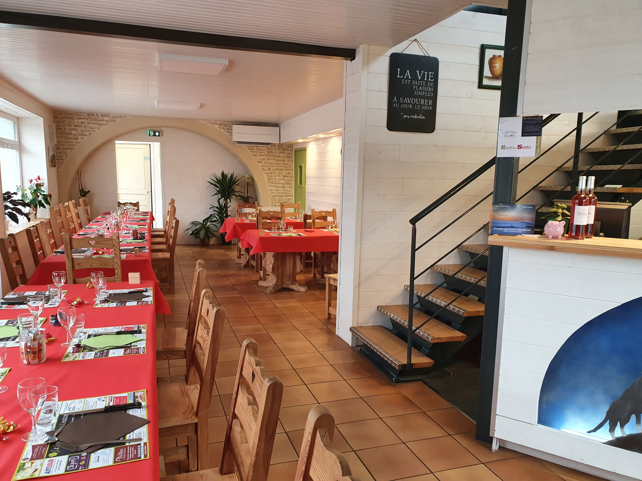 A vendre murs et fond de commerce de Restaurant et Cave à vins  "Le PHOENIX"
Situé au sud Cantal proche du Lot (Figeac) et l 'Aveyron (Decazeville).
L 'Etablissement est composé de 2 immeubles  separés de 2m  et communiquants.
L un est constitué de 2 niveaux de 100m2 environ l ' autre de 3 niveaux de 70m2 environ.
Le restaurant est situé au coeur du village de 600 habitants face à la place l eglise servant de parking.
Ce village bénéficie de commerces environnants ,boucherie, boulangerie, épicerie, coiffeur...etc
Ecole sur place et transports en communs réguliers desservant Aurillac.
Le restaurant  est ouvert 7 jours sur 7 les midis et les vendredis et samedis soirs .
Nous réalisons une cuisine simple et goûteuse basée sur les spécialités régionales ( Truffade, Aligot, Pounti, Farçous, Tripoux, etc...)
Cet établissement a su fidéliser une clientèle locale fidéle avec les menus du jour.
Il est composé: 
En rez de chaussée
1 salle de restaurant d'environ 80 couverts.
1 deuxieme salle de  20 couverts
A l Etage
 1 troisieme salle de 35 couverts et une terrasse couverte de 15 couverts.
1 piece de 10m2 servant de mini plonge
1 espace vestiaire avec douche et Wc pour le personnel.
1 espace toilettes pour la clentéle. 

La cuisine est relativement spacieuse environ 40m2 et bien équipée .
Elle est située au centre permettant de desservir aisement les différentes salles.
La plonge env 10 m2 est équipée de 4 lave vaisselle.

Pas de travaux à prévoir.
Pas de personnel à reprendre
CA actuel entre 200000 et 300000€
Village en ZRR  Aides ( CC, CCI, Etat...)
Le prix indiqué comprends les 2 immeubles et le fond de commerce)