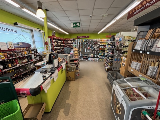 Très bel établissement de supérette, épicerie multi services sous enseigne Proxi super à proximité de Tarbes , Hautes Pyrénées.
Bon état général. pas d'investissement à prévoir Nombreuses places de parkings.
Ce point de vente dispose d'un bureau , réserve et d'un grand jardin à l'arrière du magasin.
Il est aussi équipé de meuble positifs à porte et avec moteur déportés et aussi de meuble surgelés à porte en très bon état . De plus le magasin est équipé d'une climatisation, machine a nettoyer sol...
CA N : 642000
CA N-1 : 672000
Loyer : 2300
Possibilité de développer Chiffre affaire
Pour plus amples renseignements, appeler moi