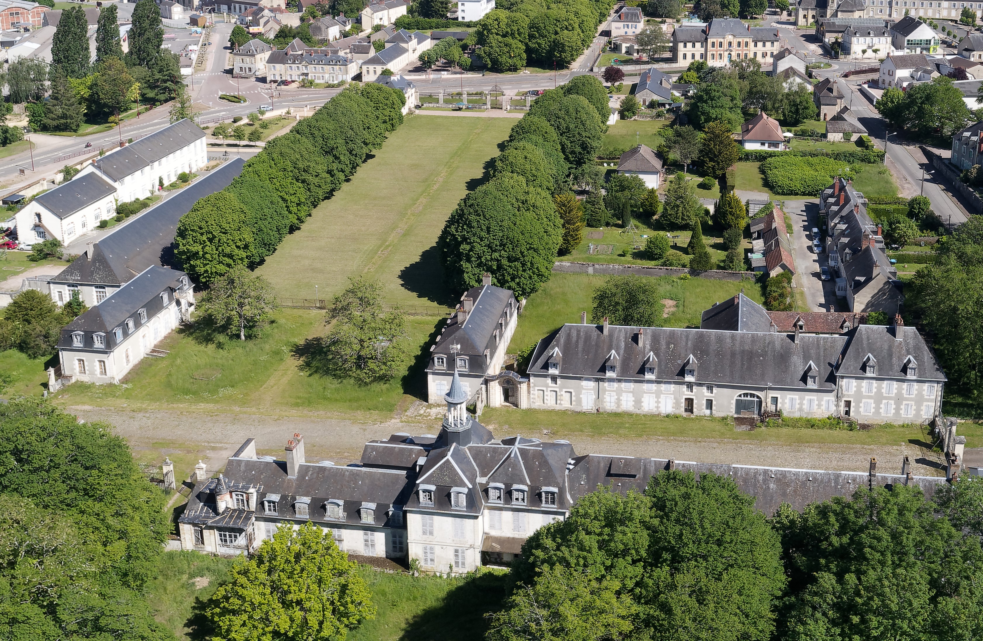 A Guérigny, Cité XVIIIe siècle des Forges Royales, au centre de la France, restaurant (cuisine traditionnelle) à reprendre en coeur de ville, avec salle et terrasse (environ 40 couverts en salle et 30 couverts en terrasse).
Clientèle déjà existante. Pas de fonds à racheter dans l'immédiat (propriété de la ville de Guérigny mais possibilité à discuter).  Les locaux du restaurant sont à louer avec le matériel qui permet de travailler sans achat à prévoir (propriété de la ville de Guérigny / location en cours, fin de bail à déterminer).
Possibilité de logement sur place, à l'étage, sans loyer supplémentaire (dans les chambres de l'hôtel. L'activité hôtellerie est une option non obligatoire),