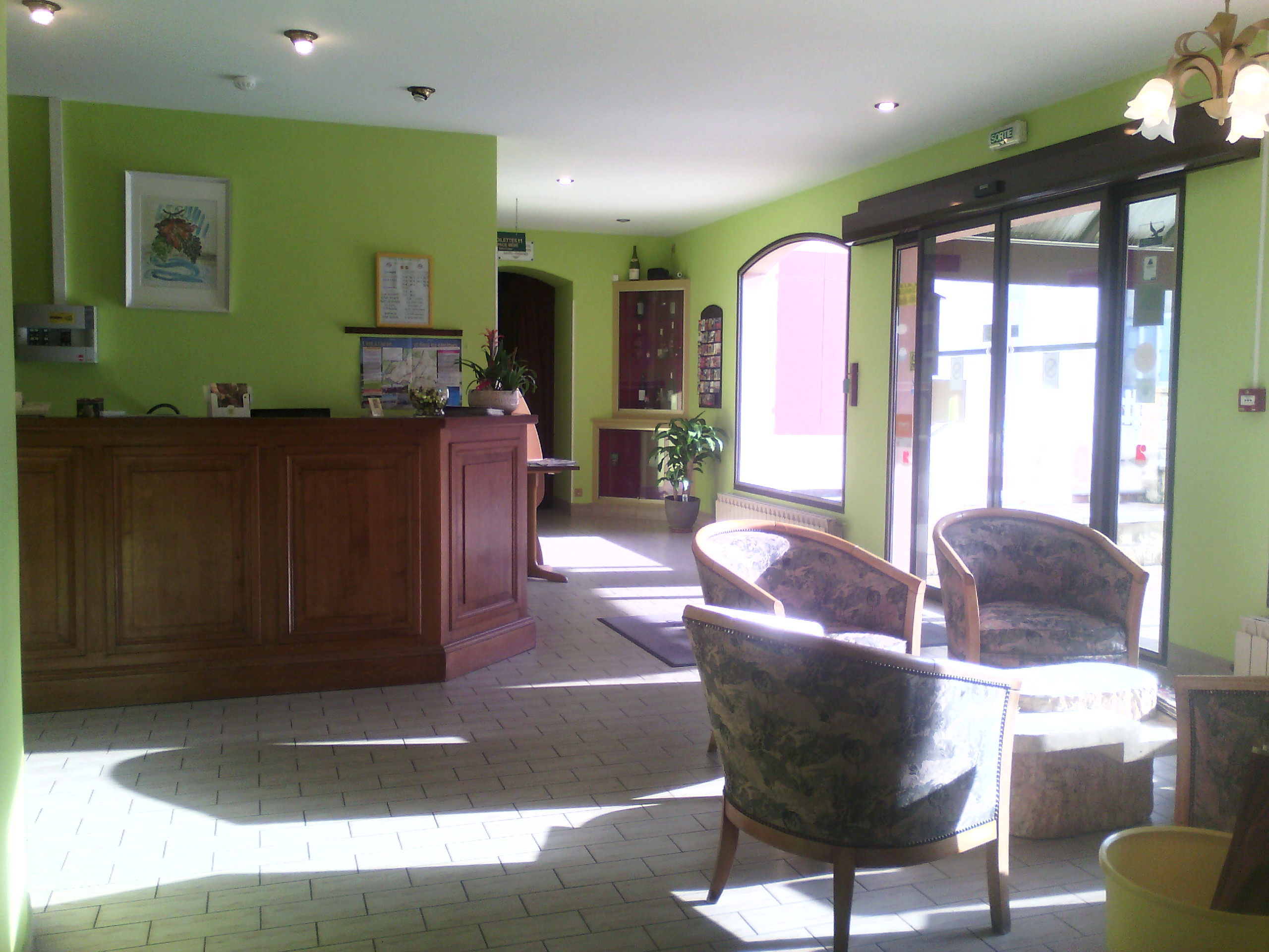 Saisissez l'opportunité d'acquérir un Hôtel Restaurant prêt à l'emploi, idéalement situé au coeur de la Drome, entre N7 et D89, sur axe routier Drome-Ardèche très fréquenté. A proximité de la gare d'un commune de 10000 âmes, d'une zone commerciale et de la zone industrielle et artisanale Confluence.
Notre établissement jouit d'une clientèle fidèle, composée de voyageurs d'affaires, de touristes et d'une clientèle locale pour la restauration :
Association, Familiale, Vrp, Club sportif, Cyclotouriste (Via Rhona à proximité)
Partenariat avec des agences de voyages
Clientèle particulière pour la Vente à Emporter et partenariat avec une Entreprise pharmaceutique

Précision sur le bâtiment :
4 chambres entièrement équipées dont 2 familiales 4 personnes
2 Chambres réservées exploitant
2 salles de restaurant de 60 Couverts et 30 Couverts
1 Salle Séminaire de 15/20 Personnes
2 terrasses ombragées 40 Couverts et 20 Couverts
1 bar avec Licence IV 
1 Cave à Vin
Parking Privé 7 places
Equipée d'une Cuisine professionnelle complète fonctionnelle
Pas de personnel à reprendre - Etablissement géré par les exploitants.
Cette annonce s'adresse à des professionnels de l'hotellerie et de la restauration ayant une capacité de financement avérée.
Vends Murs + Fonds indissociable pour raison Retraite + Santé 

Pour plus de renseignement nous restons disponible.