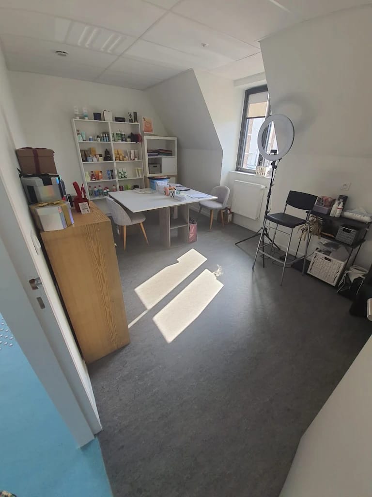 La commune de Pont-de-Buis-lès-Quimerc’h propose à la location 5 locaux professionnels entièrement rénovés, de 11 à 30 m².

Ces espaces sont destinés aux professionnels de la santé, du paramédical et du bien-être.

Avec plus de 3 600 habitants, Pont-de-Buis-lès-Quimerc’h bénéficie d’une situation géographique stratégique, au cœur du Finistère, entre Brest, Quimper et la presqu’île de Crozon, avec un accès direct à la voie express et une gare SNCF.

La commune dispose de nombreux commerces, services et équipements de proximité, ainsi que d’une offre de santé déjà bien implantée : médecins généralistes, infirmiers, kinésithérapeutes, dentiste, psychologue, orthophoniste, ostéopathe et pharmacie…

Rejoignez un environnement regroupant déjà plusieurs professionnels et participez au développement d’une offre de santé et de bien-être de proximité.

N’hésitez pas à nous contacter pour découvrir les locaux disponibles, leurs surfaces et leurs conditions de location.
