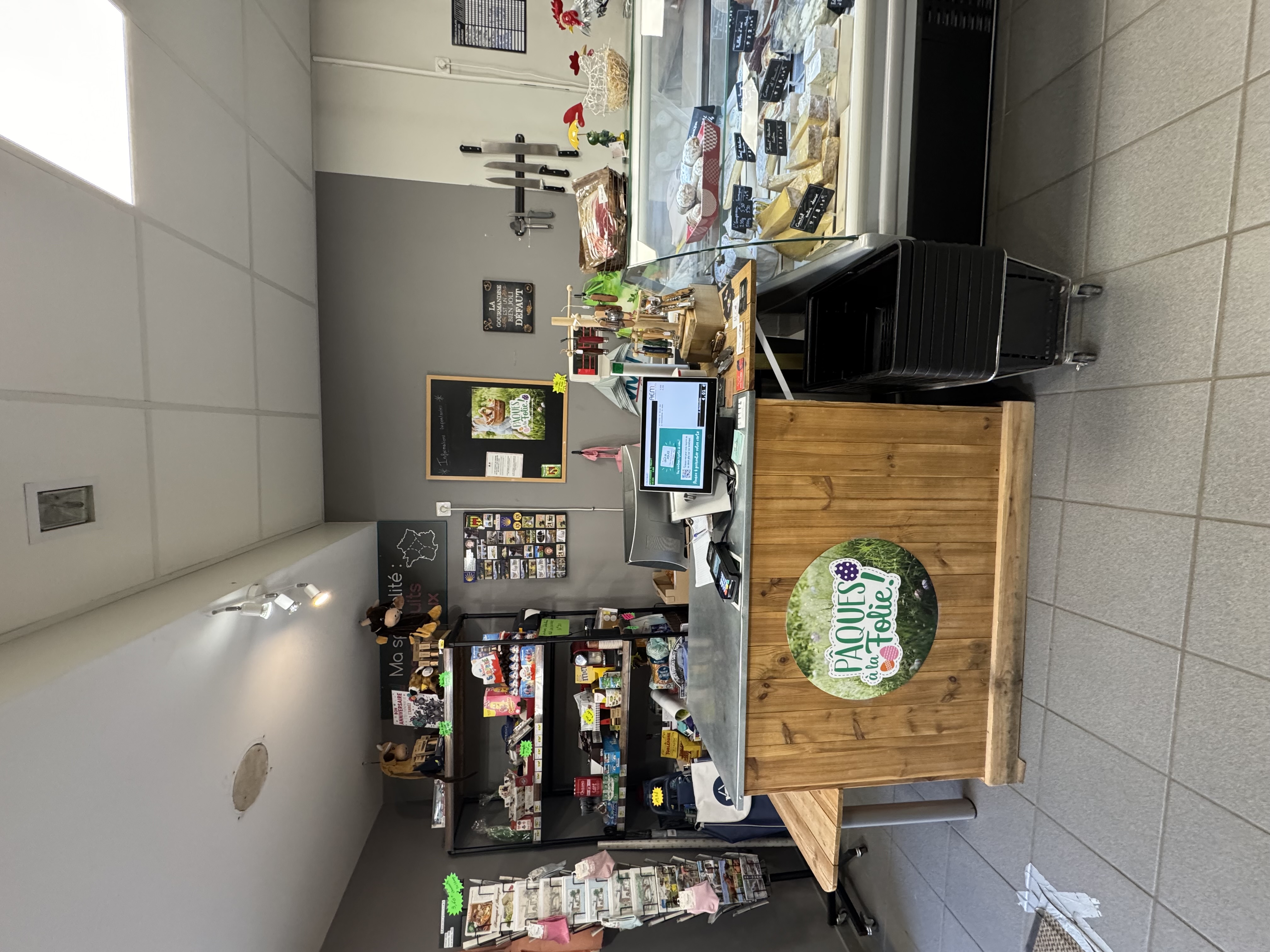 Vous souhaitez reprendre une jolie supérette dans une belle bourgade touristique et de caractère du Cantal, située sur la route du Lioran.
Très bon emplacement, parking, flux de clientèle conséquent sur un axe très passant ; nombreuses habitations aux alentours et commerces complémentaires à proximité.
Fort impact saisonnier d’avril à octobre (camping, aire de camping-car, chemin de Compostelle, tourisme de randonnées, marchés d’étés, fêtes patronales, nombreuses résidences secondaires…).

Il vous est proposé :
- Un magasin de surface de vente de 130m² dont 30m² de réserve, bureau et sanitaires.
- Un camion de tournées avec aménagement récent et optimisé (incluant un frigo positif).
- Une fourgonnette 4x4 pour les livraisons ponctuelles

CA TTC de 440 000 € au dernier bilan, en constante progression.
Loyer mensuel de 400 €.
Vente du fonds de commerce à 103 000 €.
Pas de frais d’agence !
40 000 € d’apport requis.
Exploitation idéale en couple ou duo.

Magasin clé en main, pas de concurrence directe à proximité.
Services en place : fromage et charcuterie à la coupe, produits locaux, souvenirs, dépôt de pain, gaz et Relais Pickup.
Les tournées en camion parcourent les montagnes environnantes et sont assurées du mardi au samedi, avec un parcours différent chaque jour. La clientèle est très fidèle car ce service est historique (60% du CA actuel total) ; il y a possibilité également d’augmenter la zone de chalandise.
Pas de personnel à reprendre et commerce situé dans une zone ZFRR, ce qui permet d’obtenir des exonérations fiscales très avantageuses.