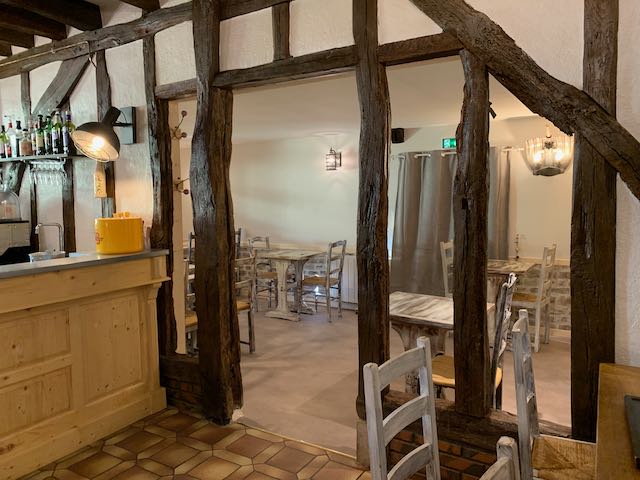 Fond de commerce. Autre type de restauration possible.
Emplacement stratégique à la porte du coeur de ville.
Plusieurs grands parkings à proximité.
Environnement de travail idéal et une qualité de vie parfaite avec un appartement de 5 pièces inclus dans le loyer.
Cuisine ouverte dès l'entrée avec la salle du bar donnant directement sur la terrasse abritée coté jardin de 60 places.
A l'intérieur 2 salles pour 60 couverts au total.
1 terrasse devant l'établissement de 60 places environ.(Avec droit de terrasse).
1 autre grand espace entretenu, non exploité à ce jour, situé le long de la méridienne à vélo, idéal pour accueillir les cyclos et randonneurs.(label accueil vélo en cours).
Loyer 12 000 euros annuel
Pas de personnel à reprendre.