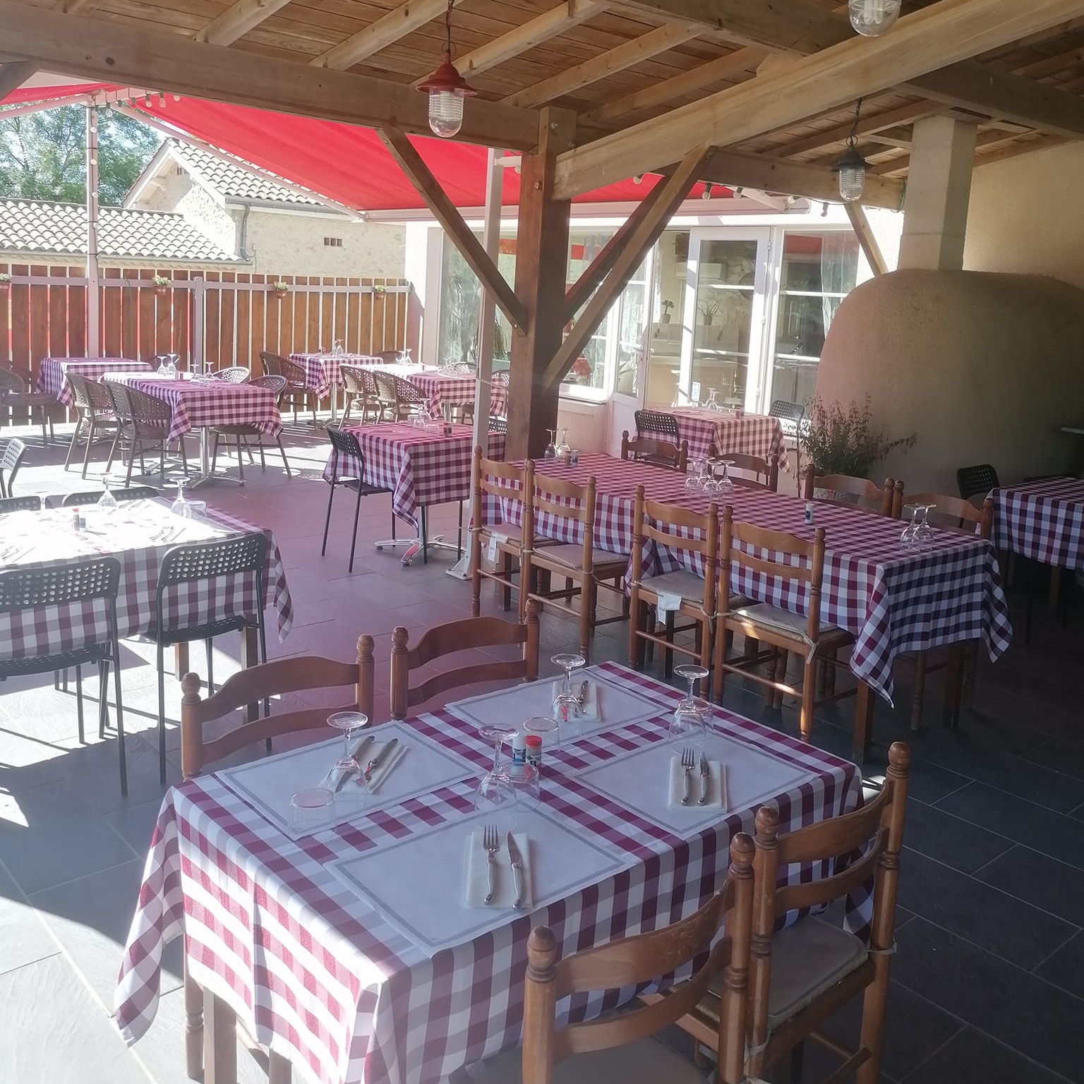 Situé au nord du département du lot et Garonne, Monbazillac 30 km, sainte Foy la grande 15 km, saint Emilion 50km, Marmande 30 km. Je suis un petit village de 470 âmes et je recherche un gérant pour un restaurant nommé " la grange". Ma superficie permet de nombreux couvert, mais je possède aussi une terrasse très accueillante avec grand parking privé. Pour les éventuels locataires attenant au restaurant je possède un appartement pouvant loger un couple. Le bâtiment appartient a la mairie, nous avons refait l’isolation sous toit, la mise en place de clim réversible ainsi que d'autres aménagements. Je suis libre depuis le 28 décembre, le montant du loyer sera a discuter avec les candidats, je suis disponible pour une visite.